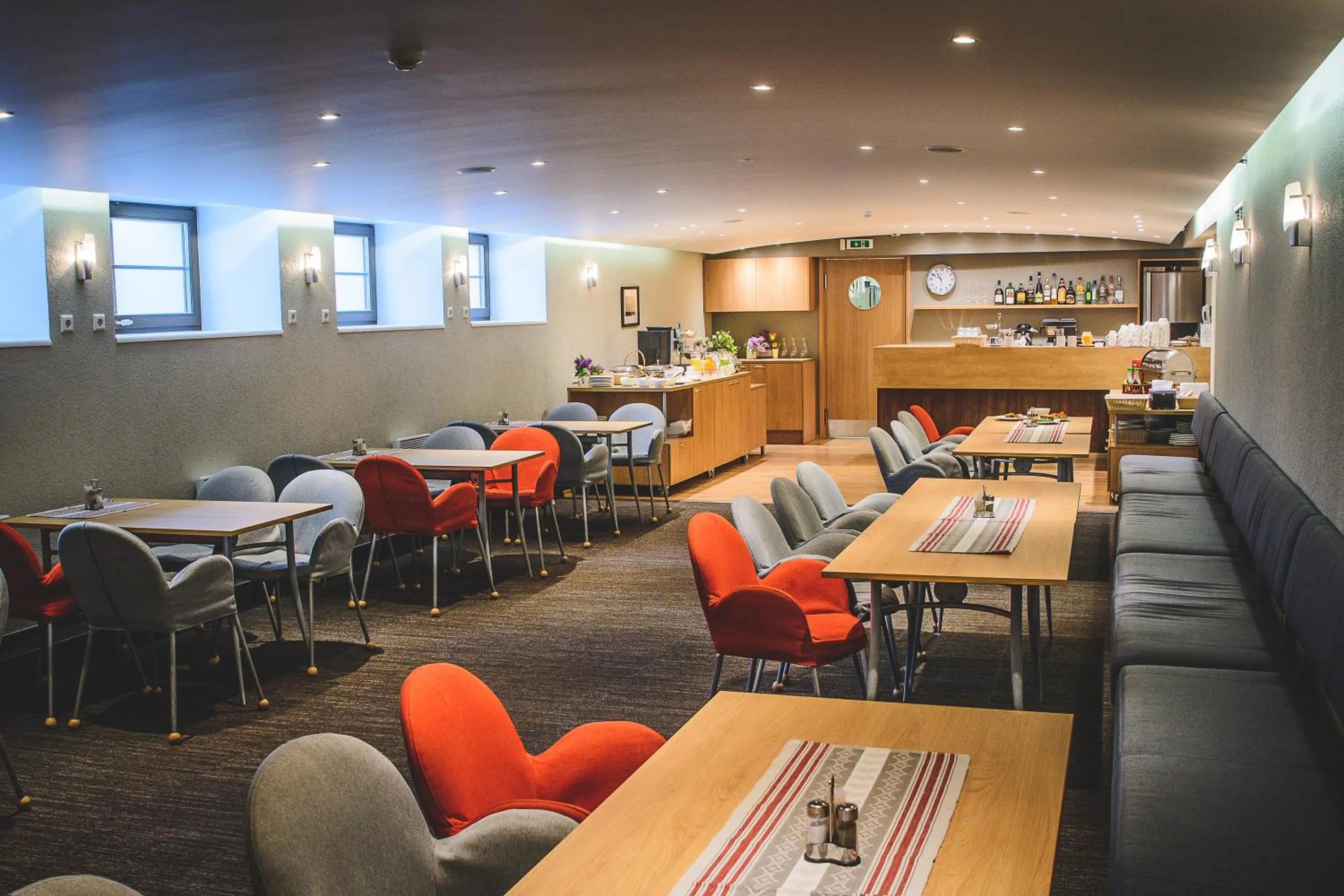 Restaurant/places to eat in Hotel Karupesa