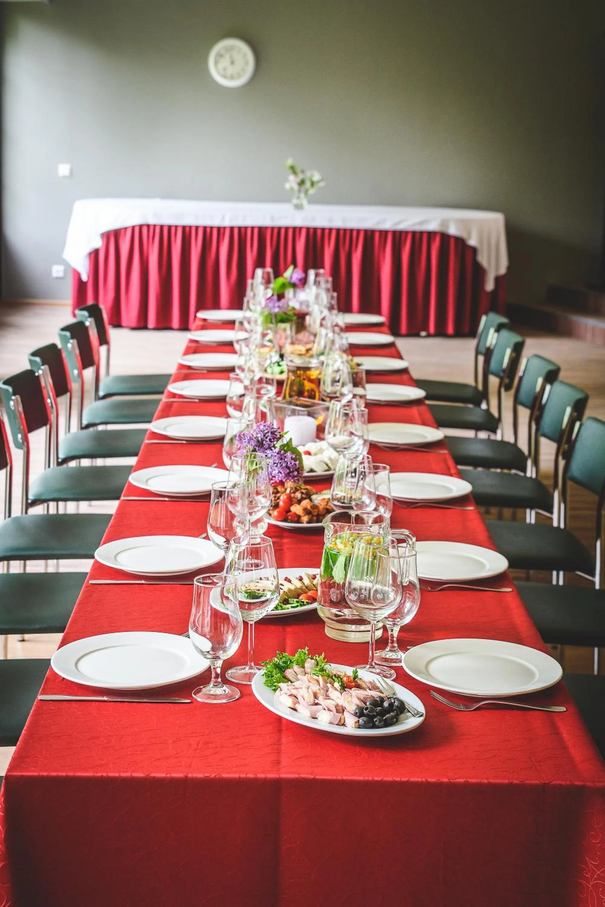 Restaurant/places to eat in Hotel Karupesa