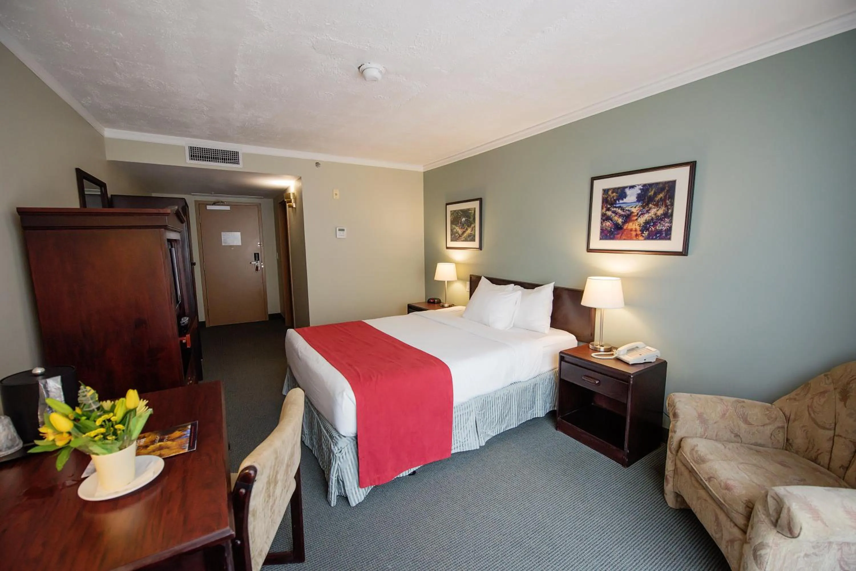 Photo of the whole room, Bed in Harrison Lake Hotel