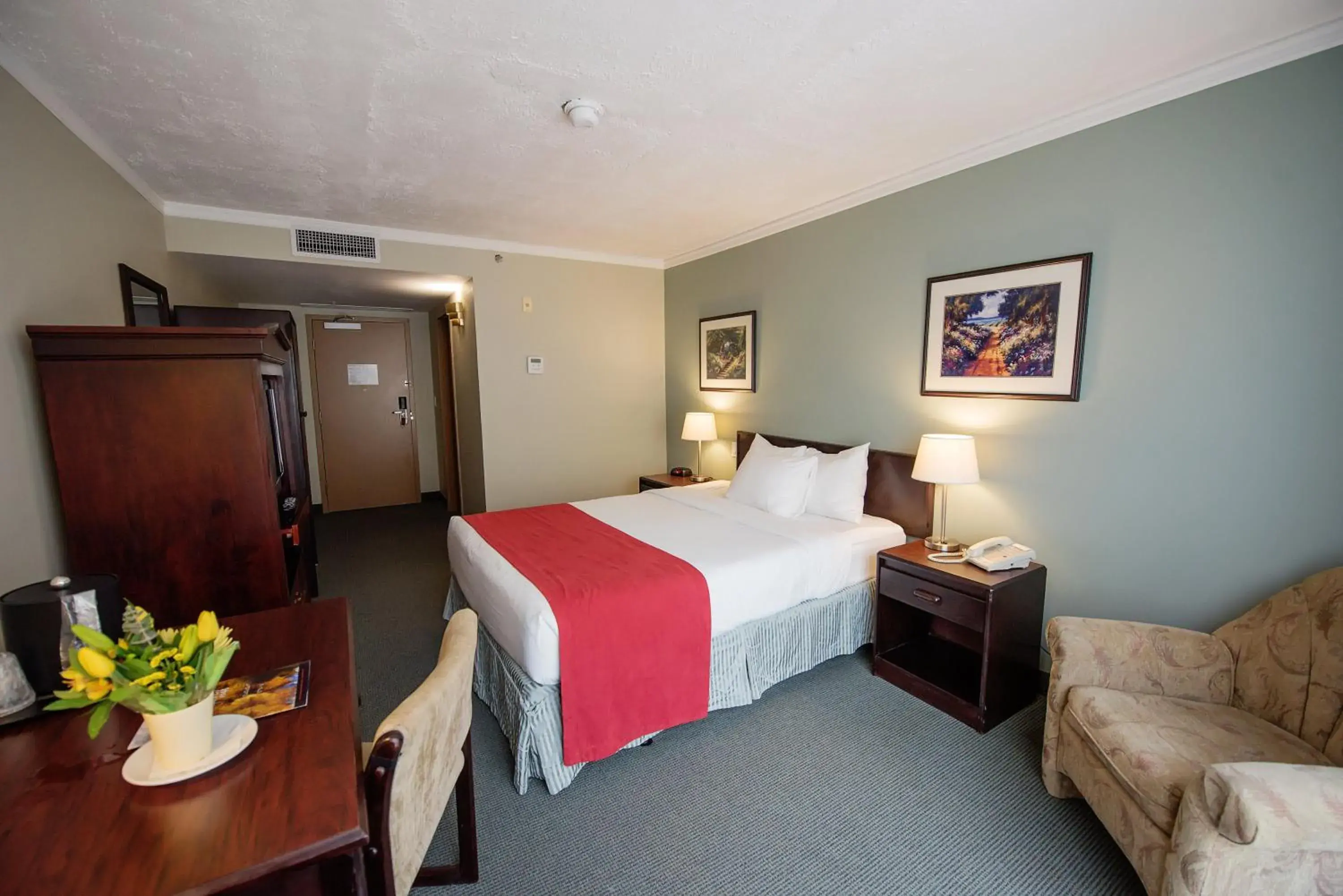 Standard Double or Twin Room in Harrison Lake Hotel Standard Double or Twin Room in Harrison Lake Hotel