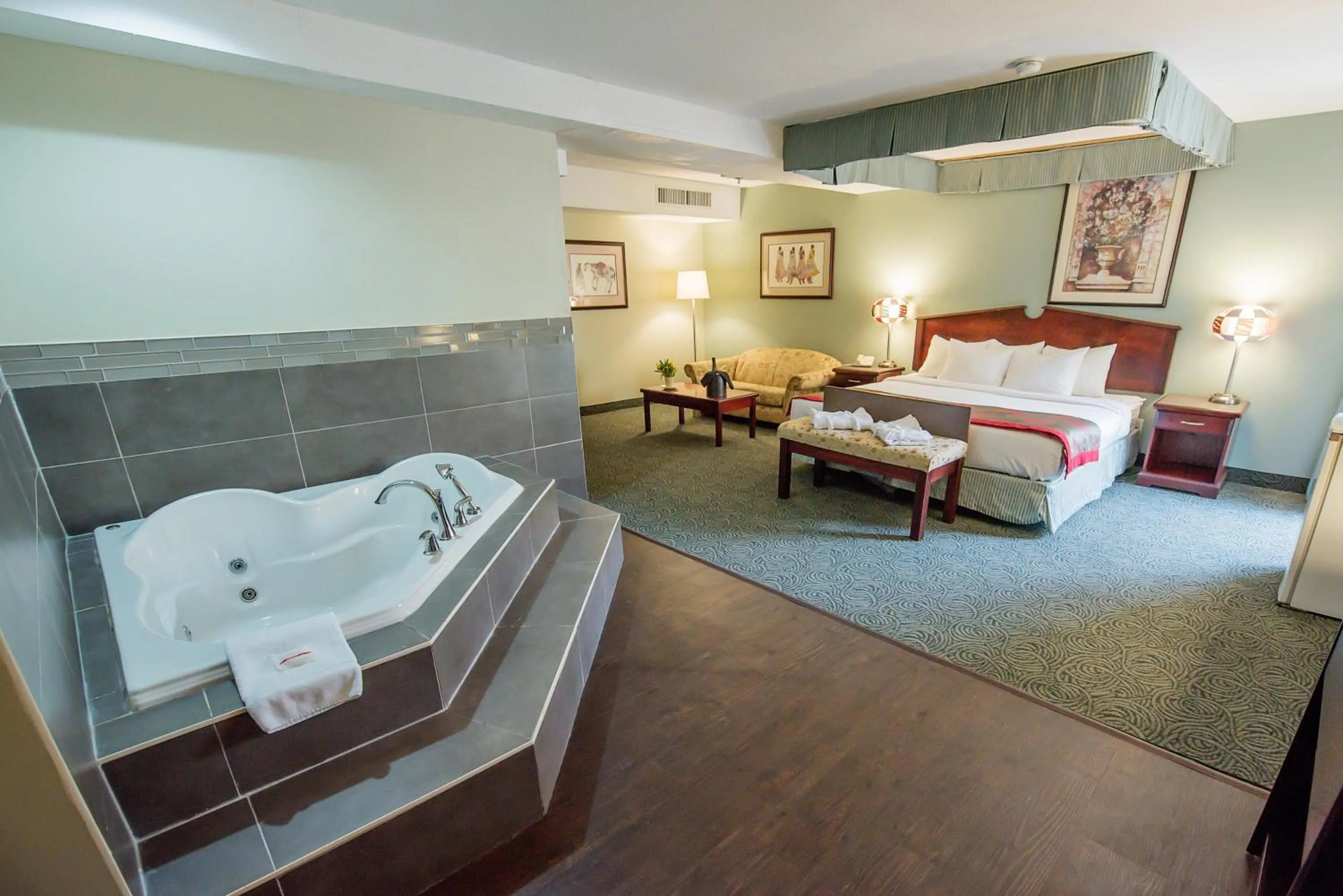 Photo of the whole room, Bed in Harrison Lake Hotel