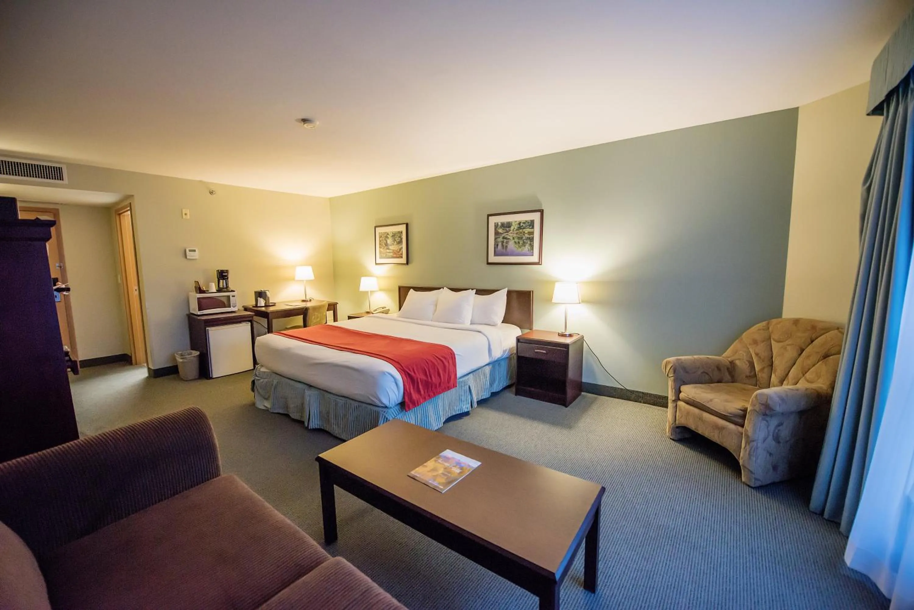 Photo of the whole room, Bed in Harrison Lake Hotel