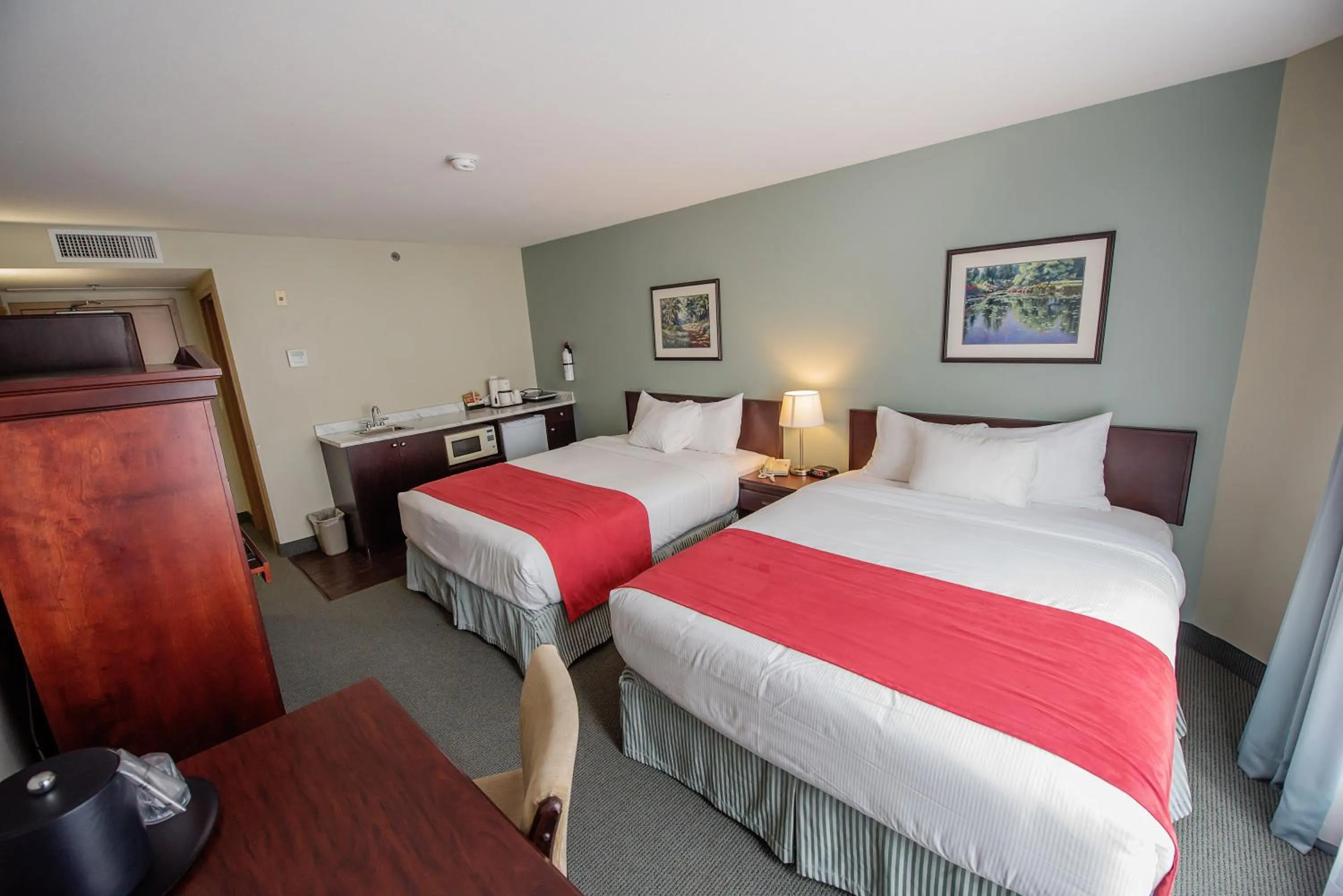 Photo of the whole room, Bed in Harrison Lake Hotel