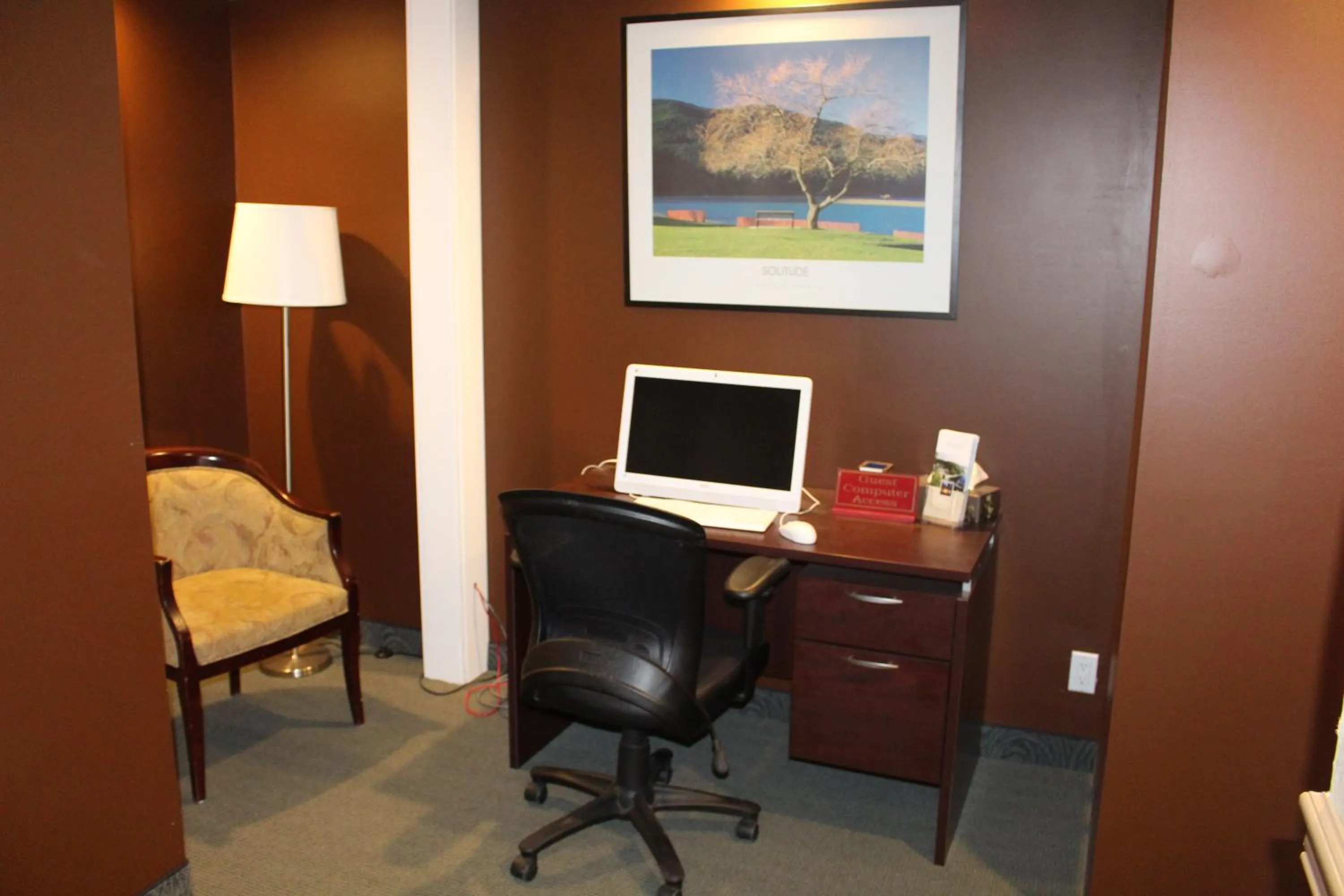 Area and facilities in Harrison Lake Hotel