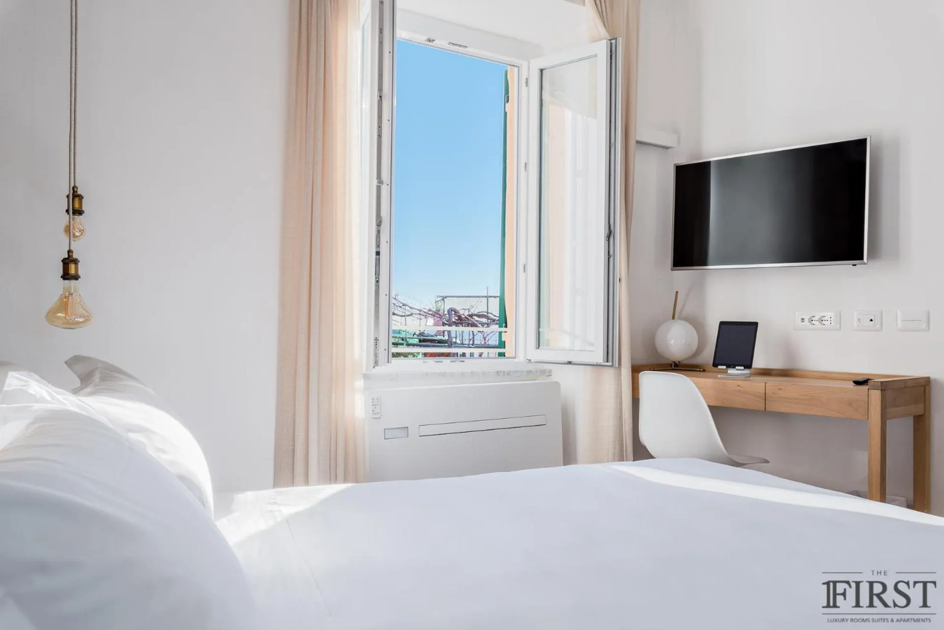 Photo of the whole room, Bed in Il Sogno di Manarola by The First