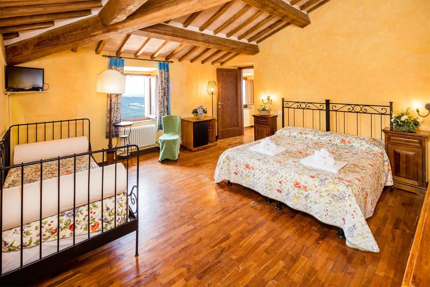 Bedroom, Bed in Castello di Titignano