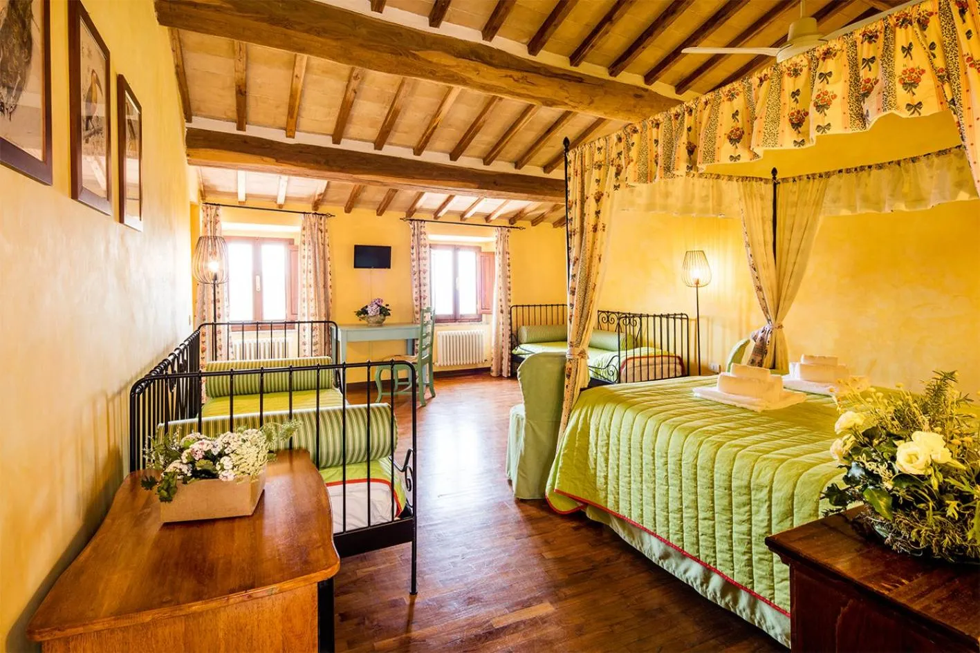 Bedroom, Bed in Castello di Titignano