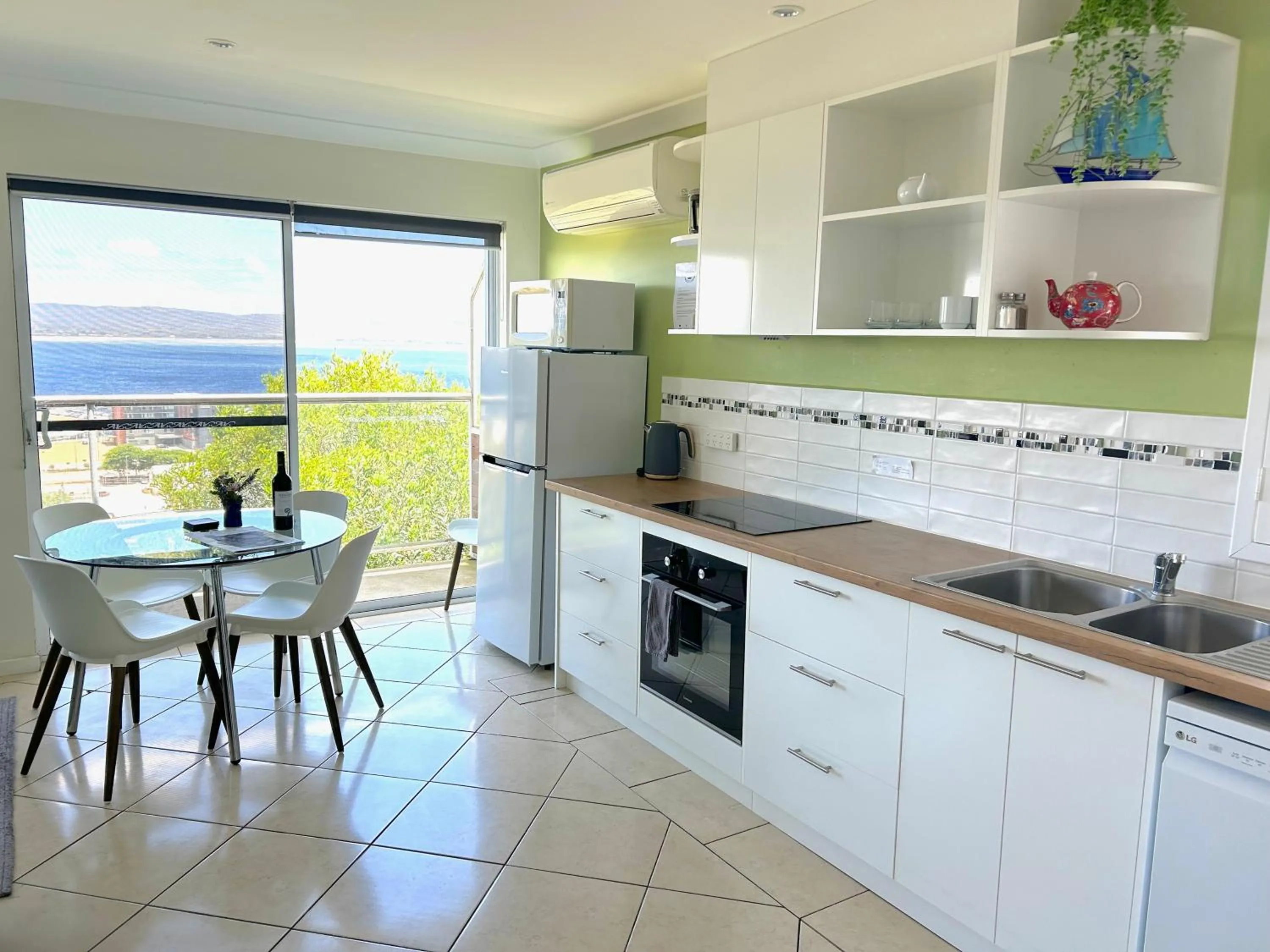 Kitchen or kitchenette in Albany Harbourside Apartments And Houses