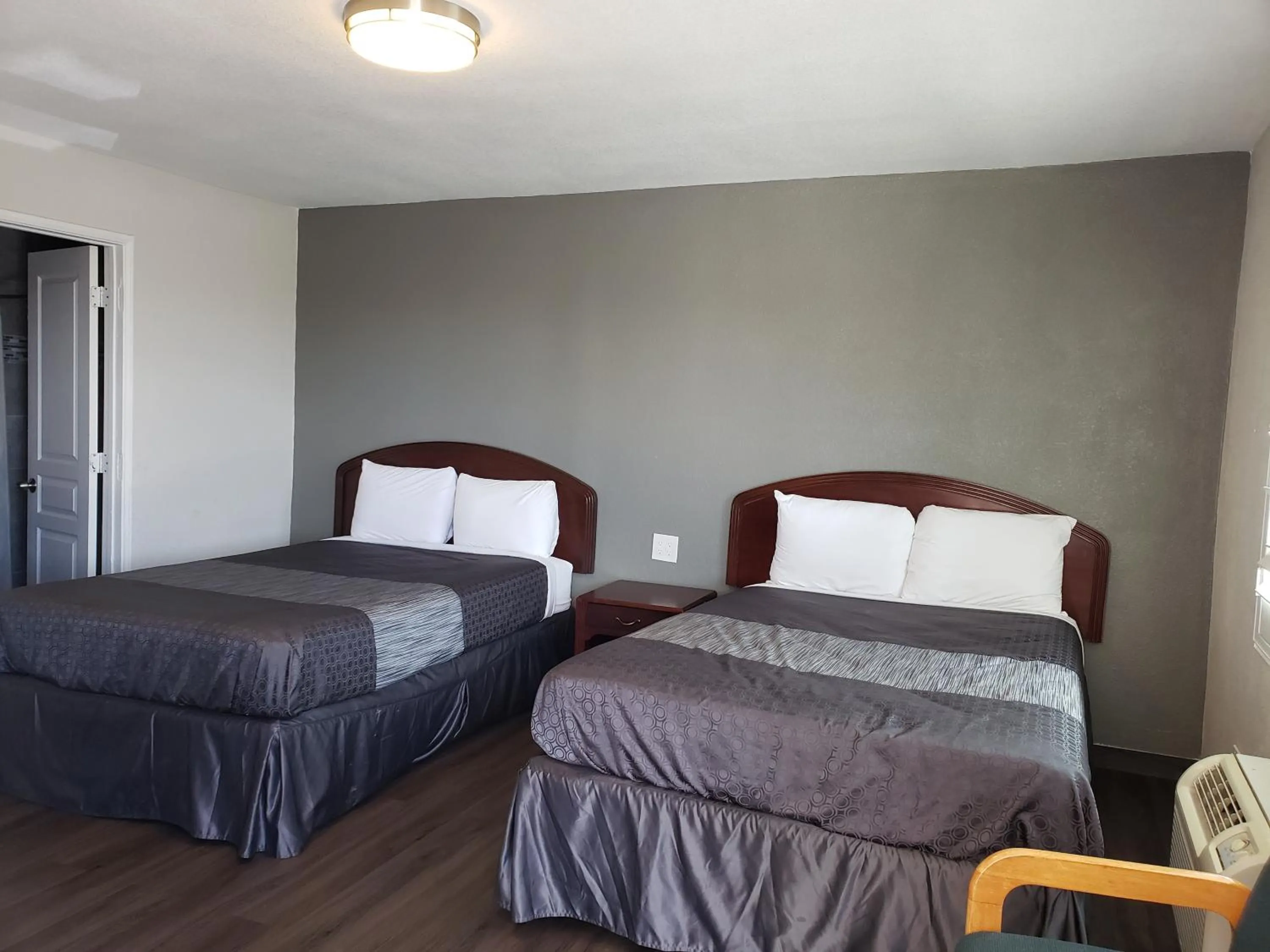 Photo of the whole room, Bed in Classic Inn and Suites