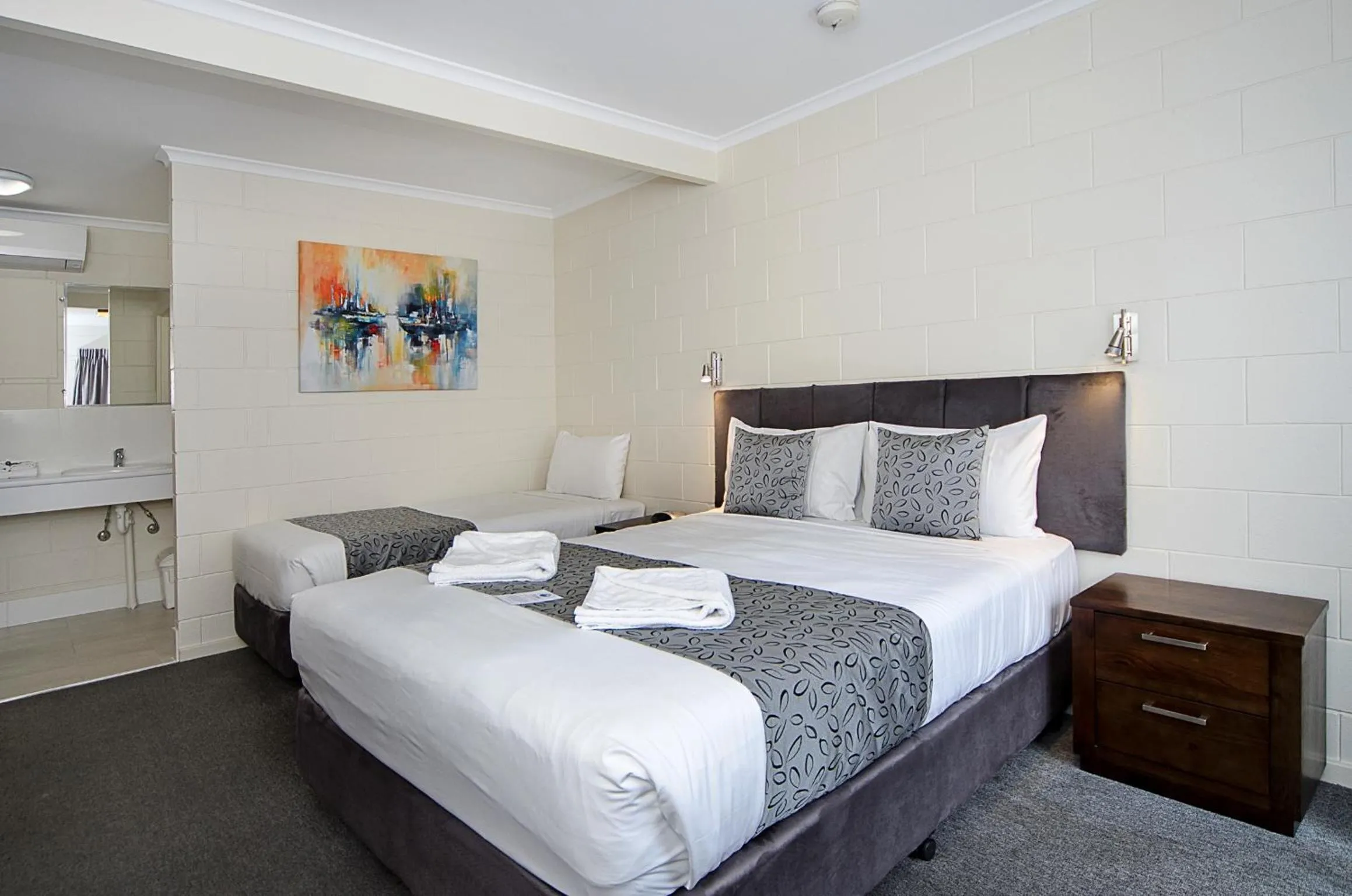 Photo of the whole room, Bed in Victor Harbor City Inn