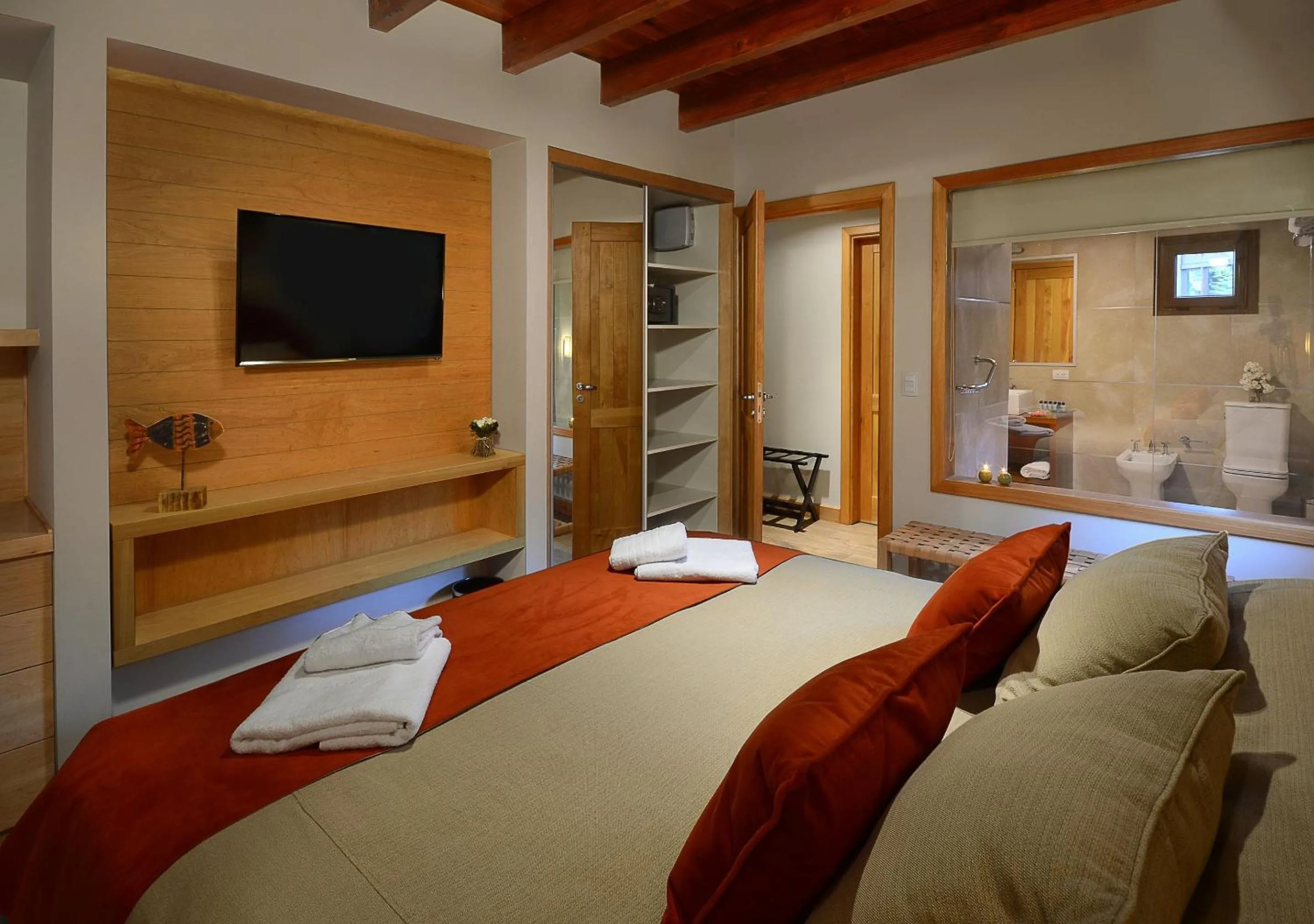 Bedroom, Bed in Huenú by DOT Boutique