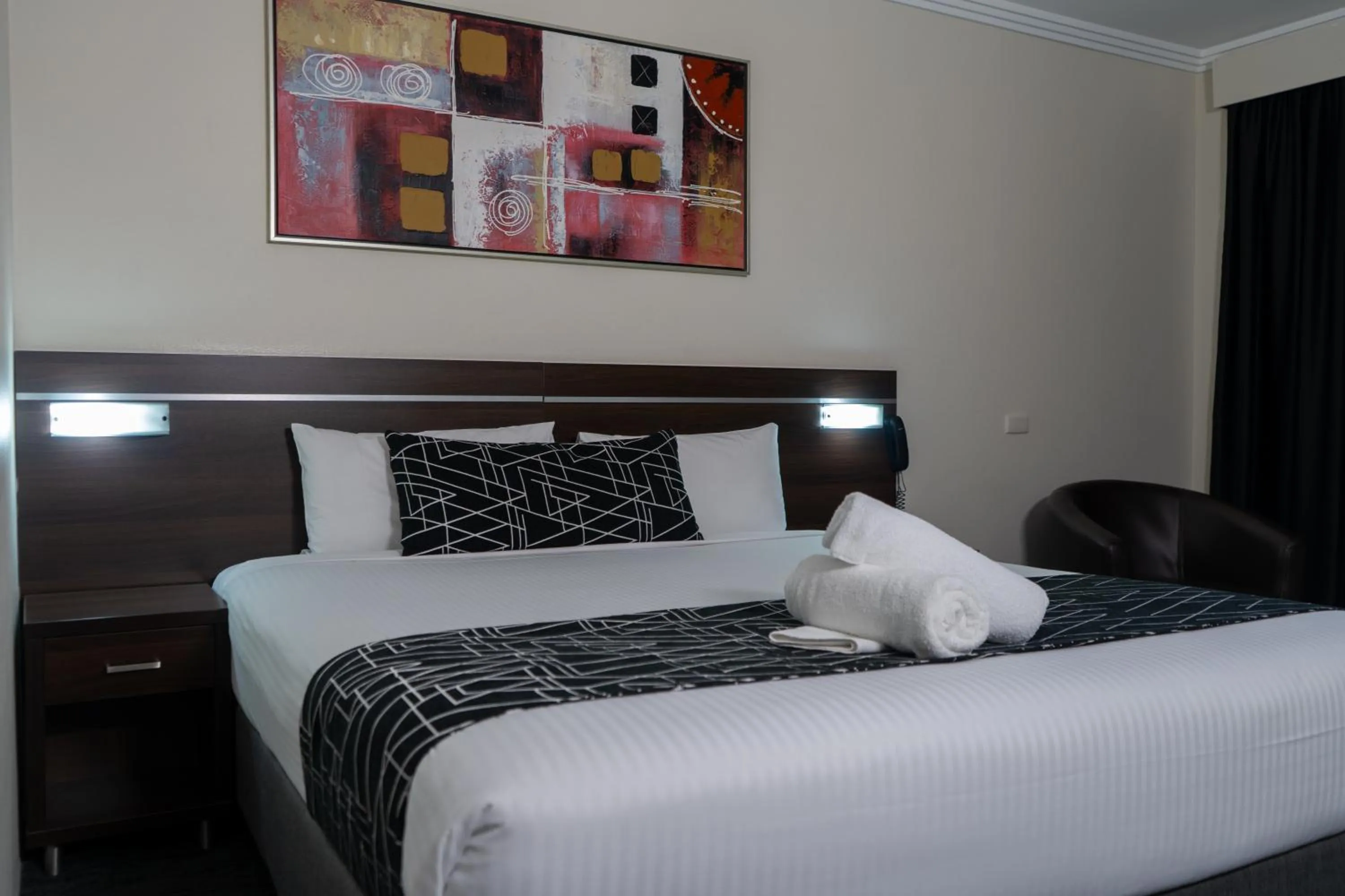 Bed in Golden West Motor Inn