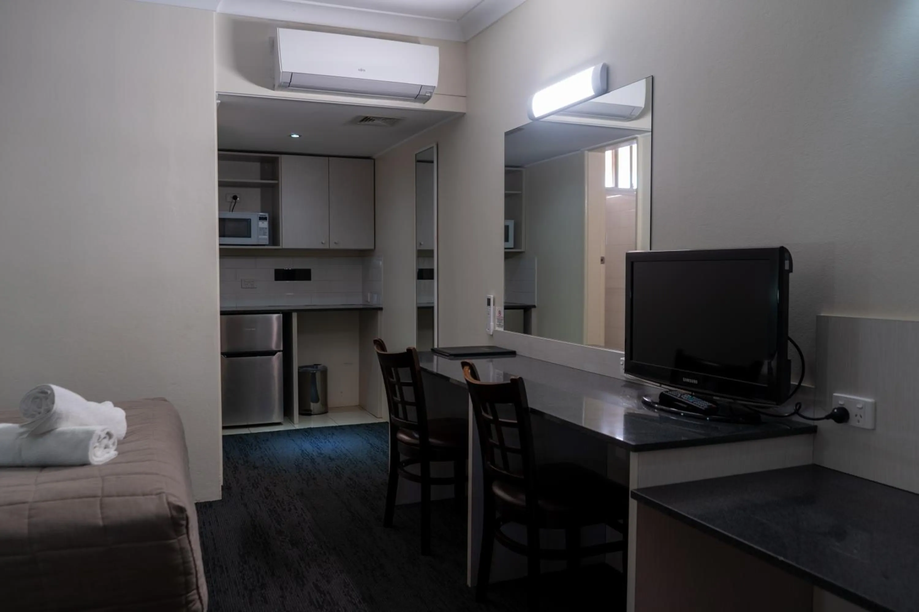 Bedroom, Bed in Golden West Motor Inn