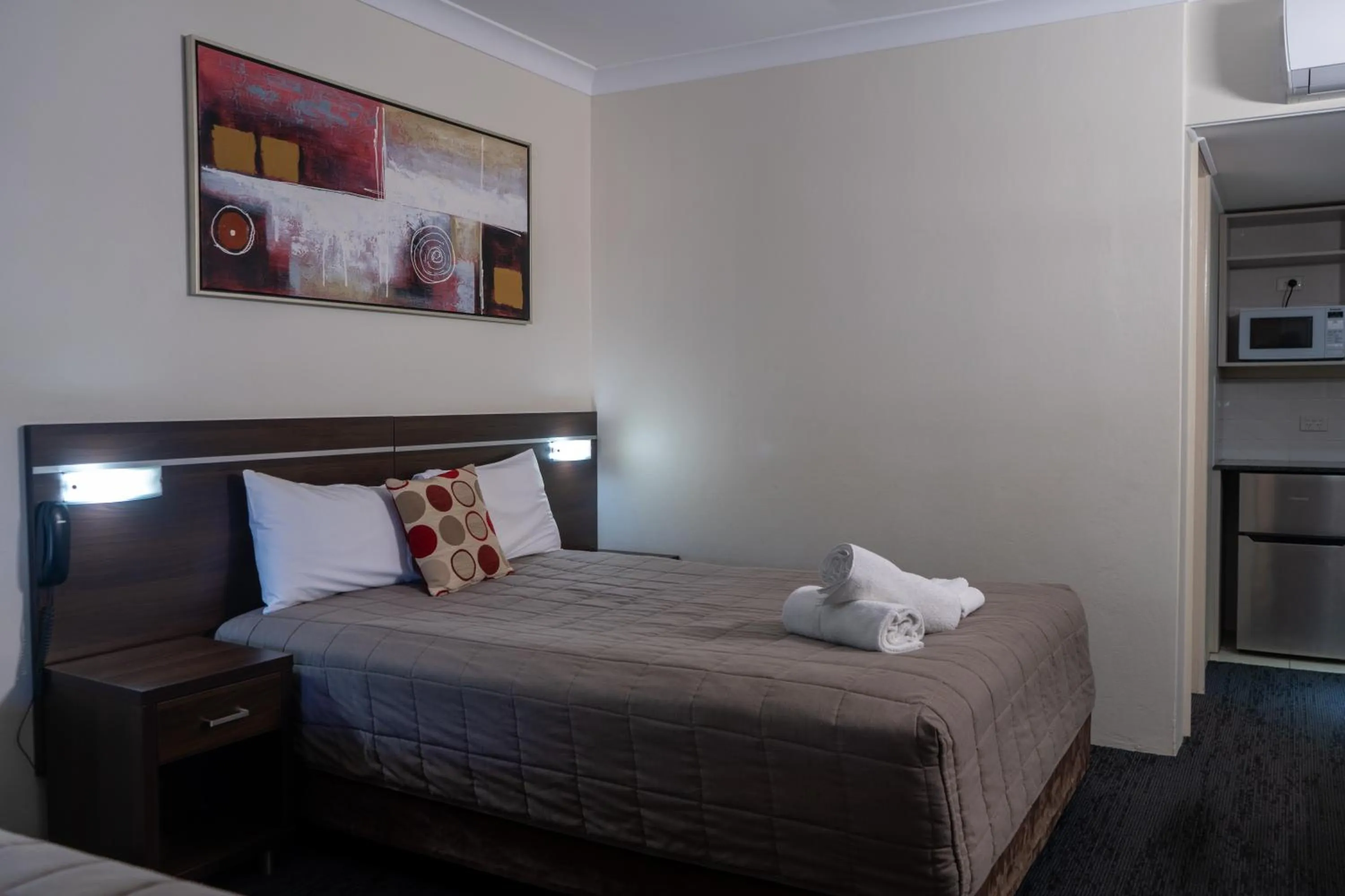 Bedroom, Bed in Golden West Motor Inn