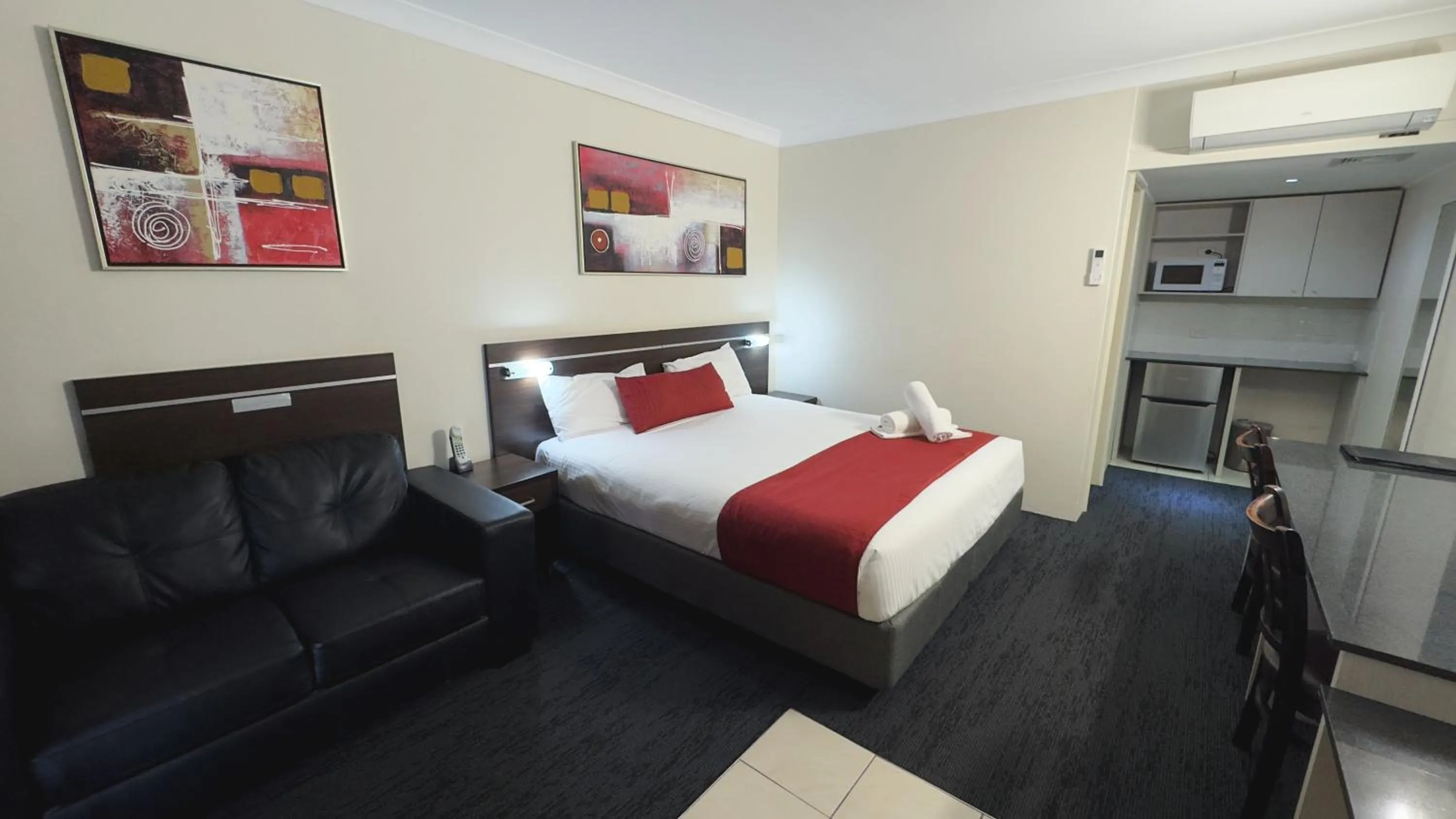 Bed in Golden West Motor Inn