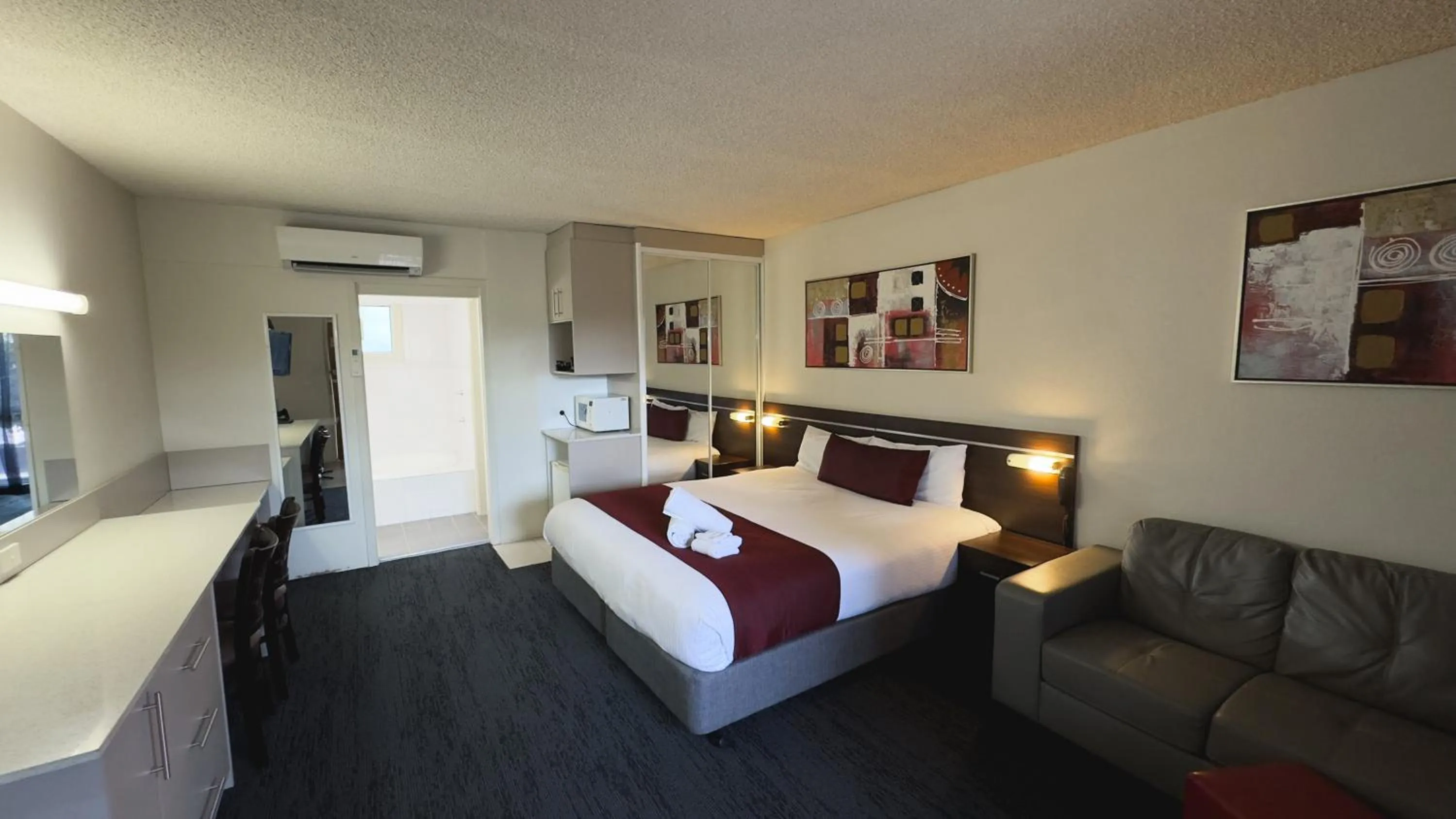 Bed in Golden West Motor Inn