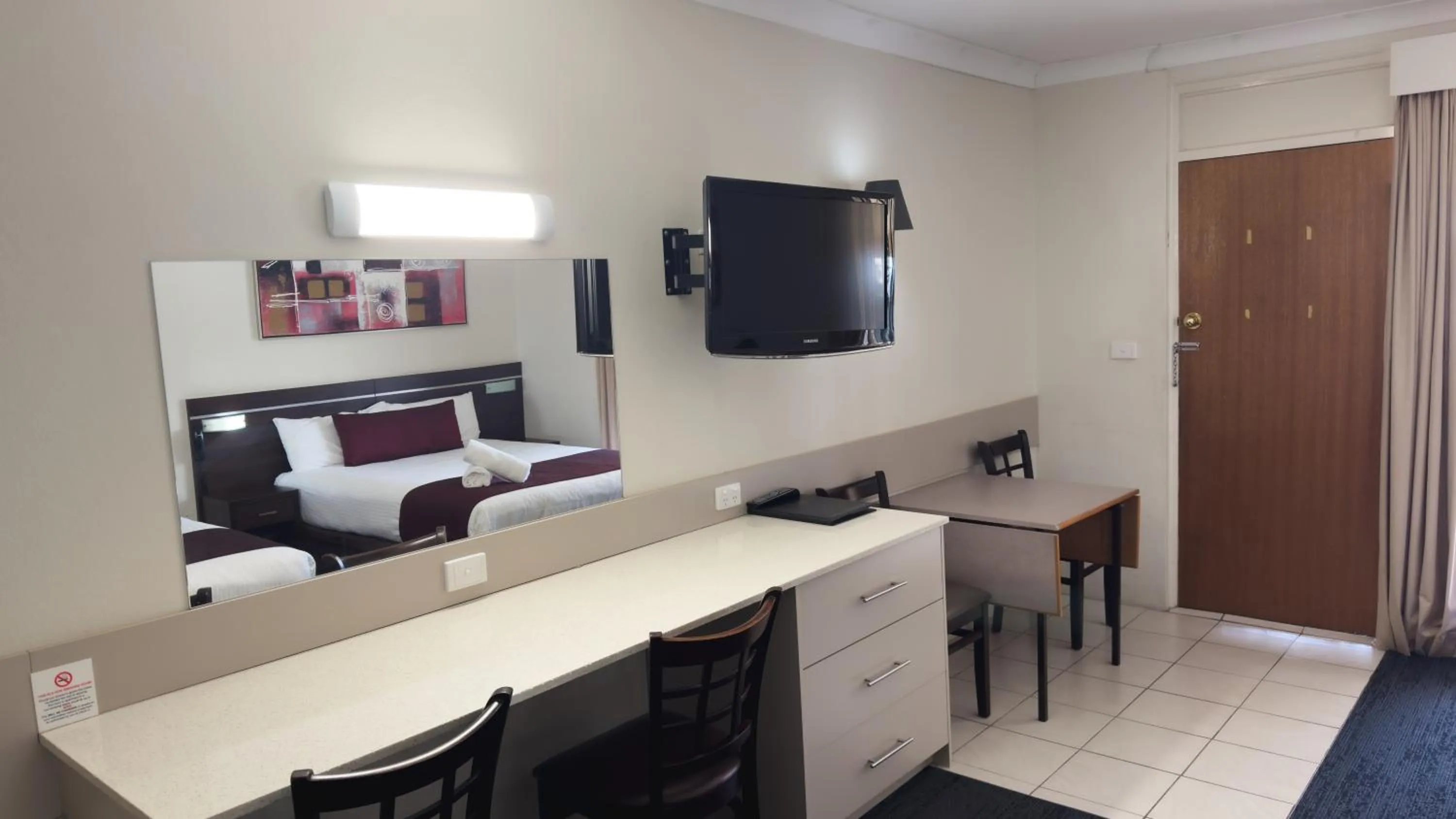 TV and multimedia, Bed in Golden West Motor Inn