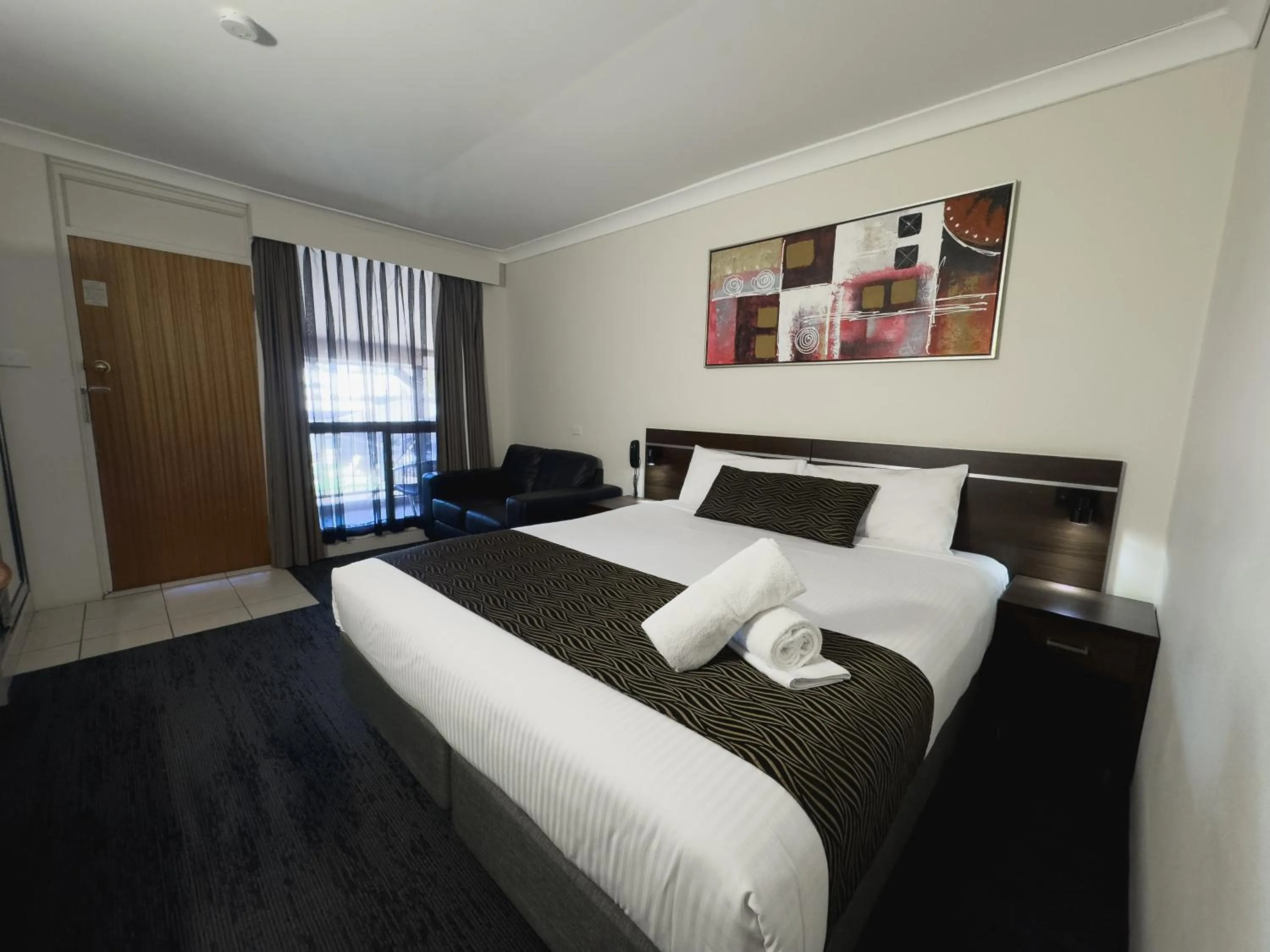 Bed in Golden West Motor Inn