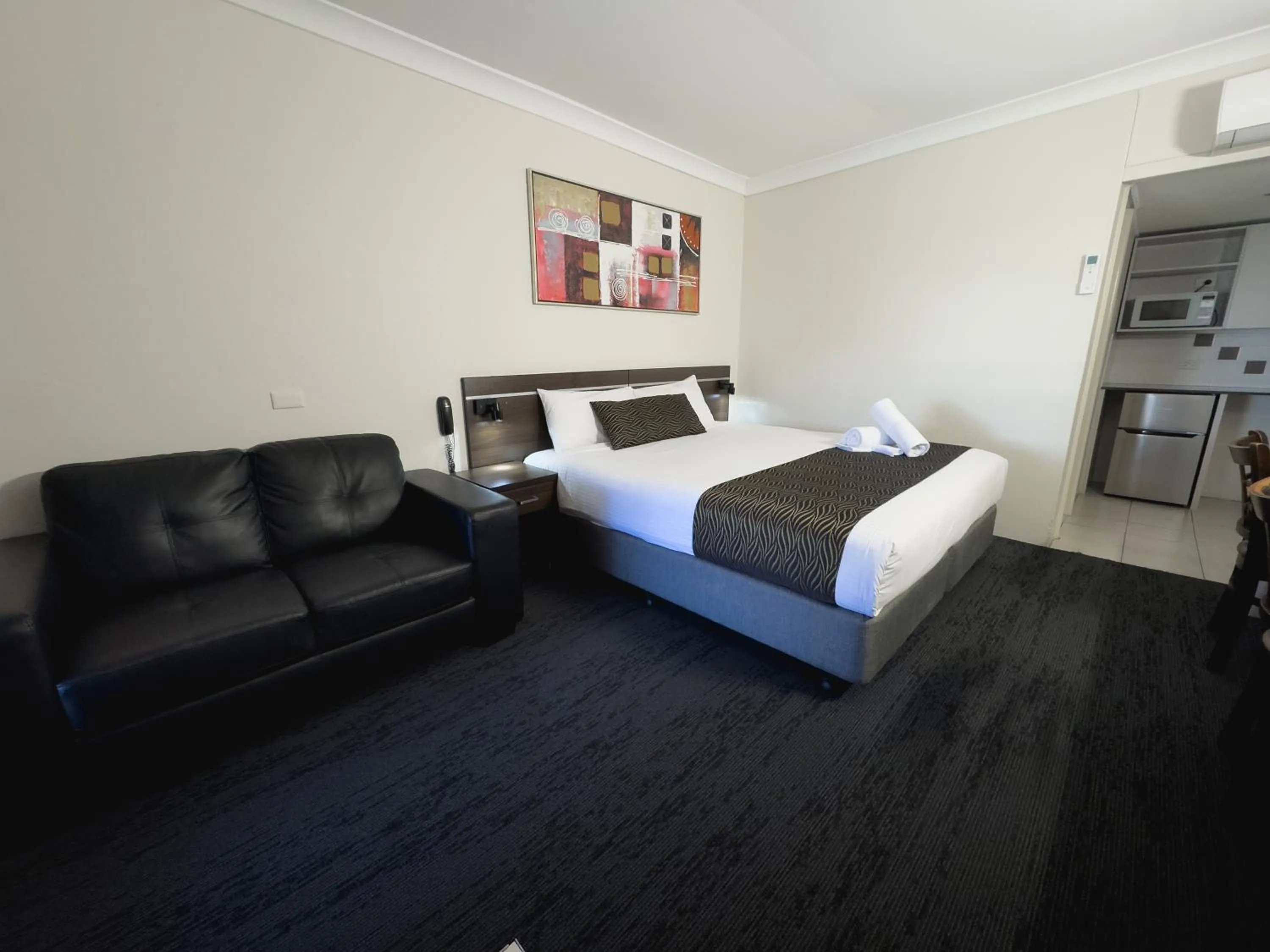 Bed in Golden West Motor Inn