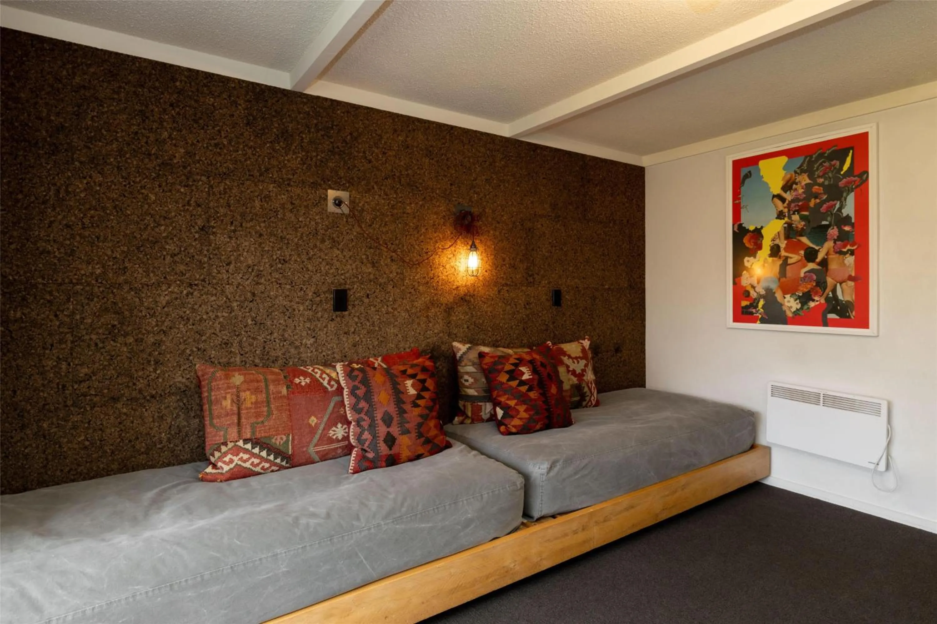 Photo of the whole room, Bed in Sherwood Queenstown