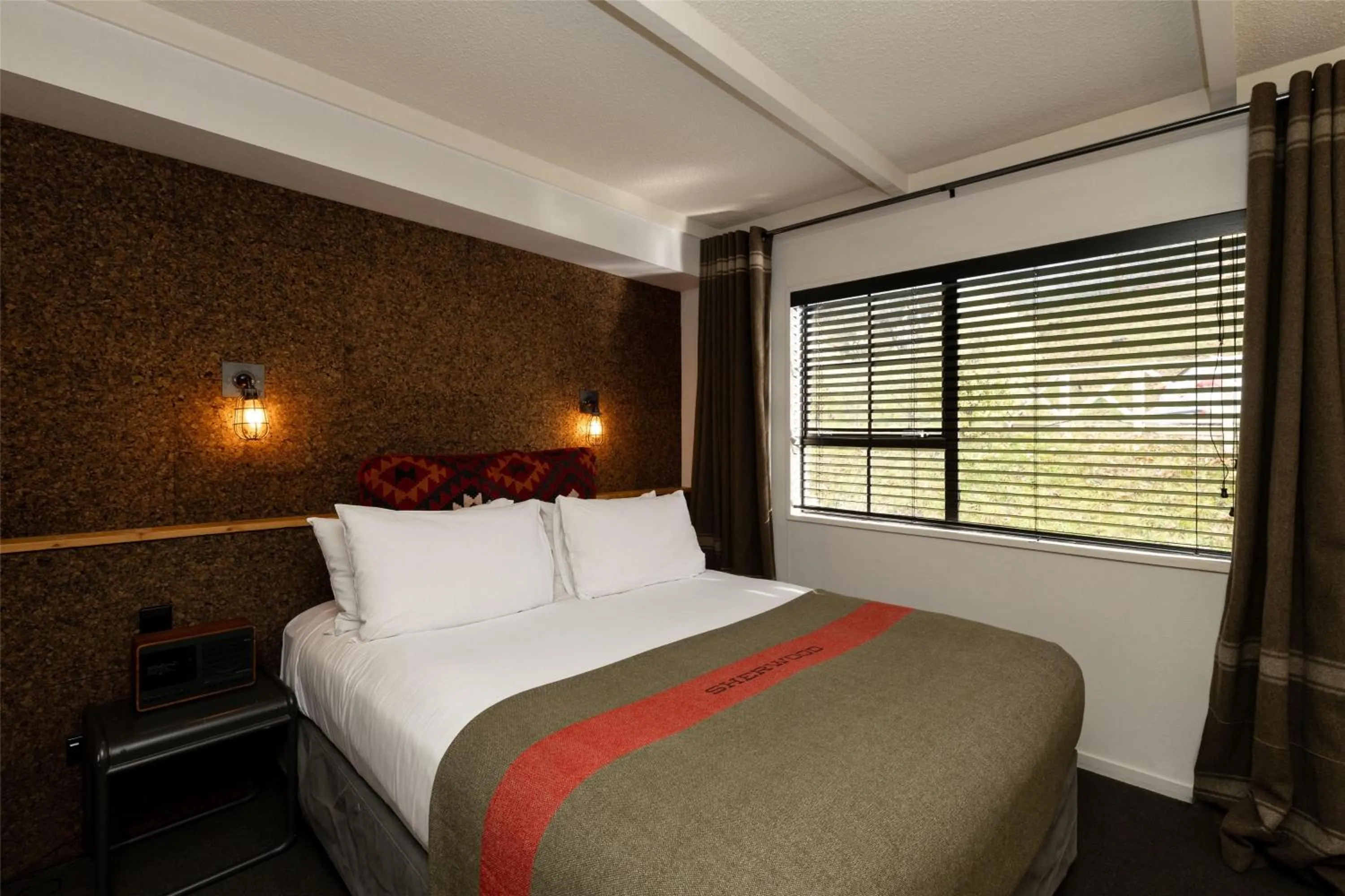 Photo of the whole room, Bed in Sherwood Queenstown