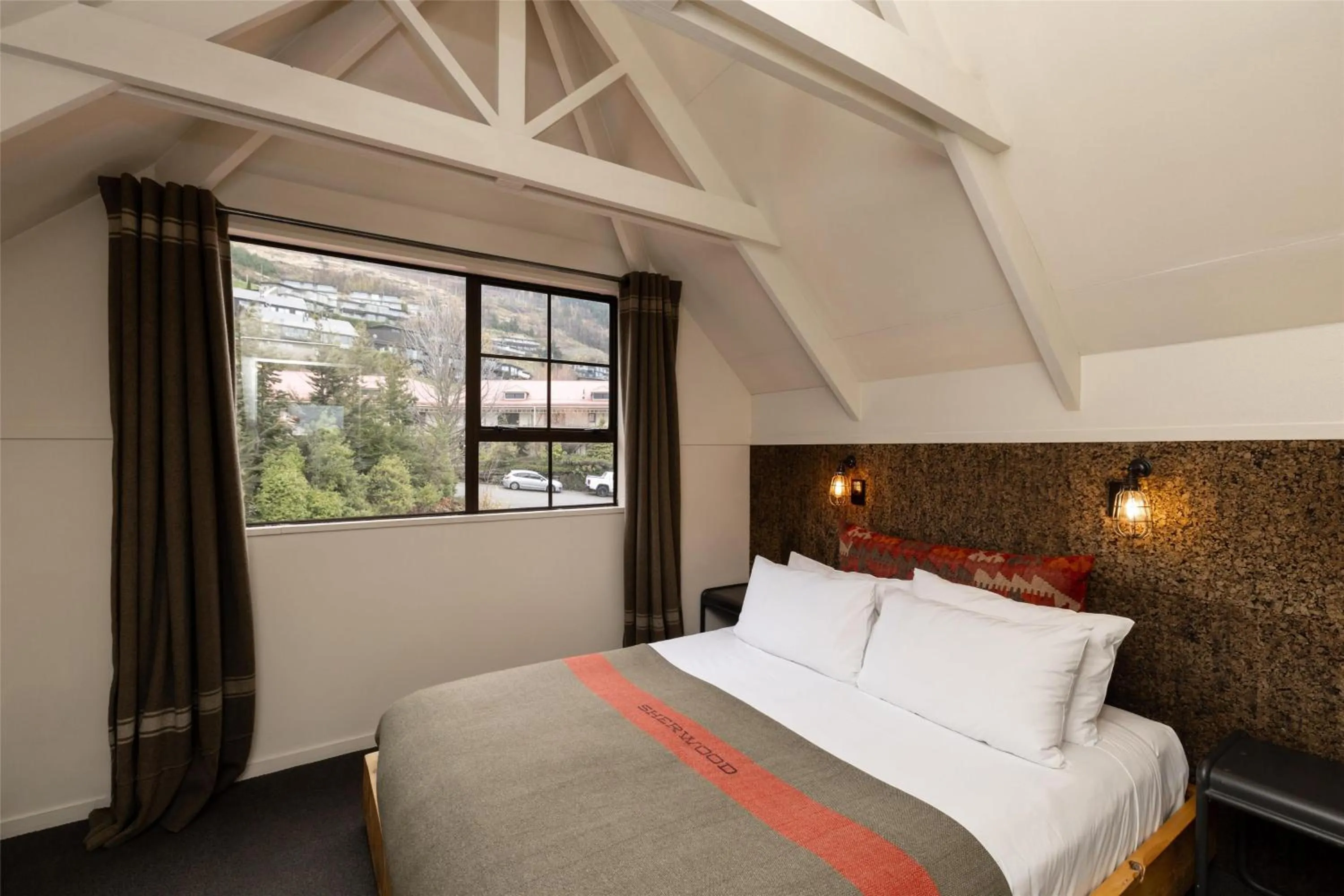 Photo of the whole room, Bed in Sherwood Queenstown