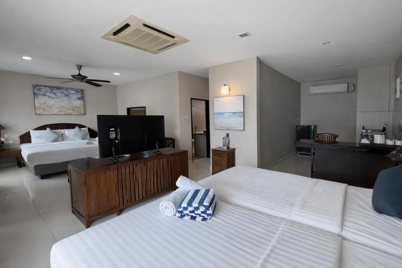 Communal lounge/ TV room, Bed in Frangipani Langkawi Resort