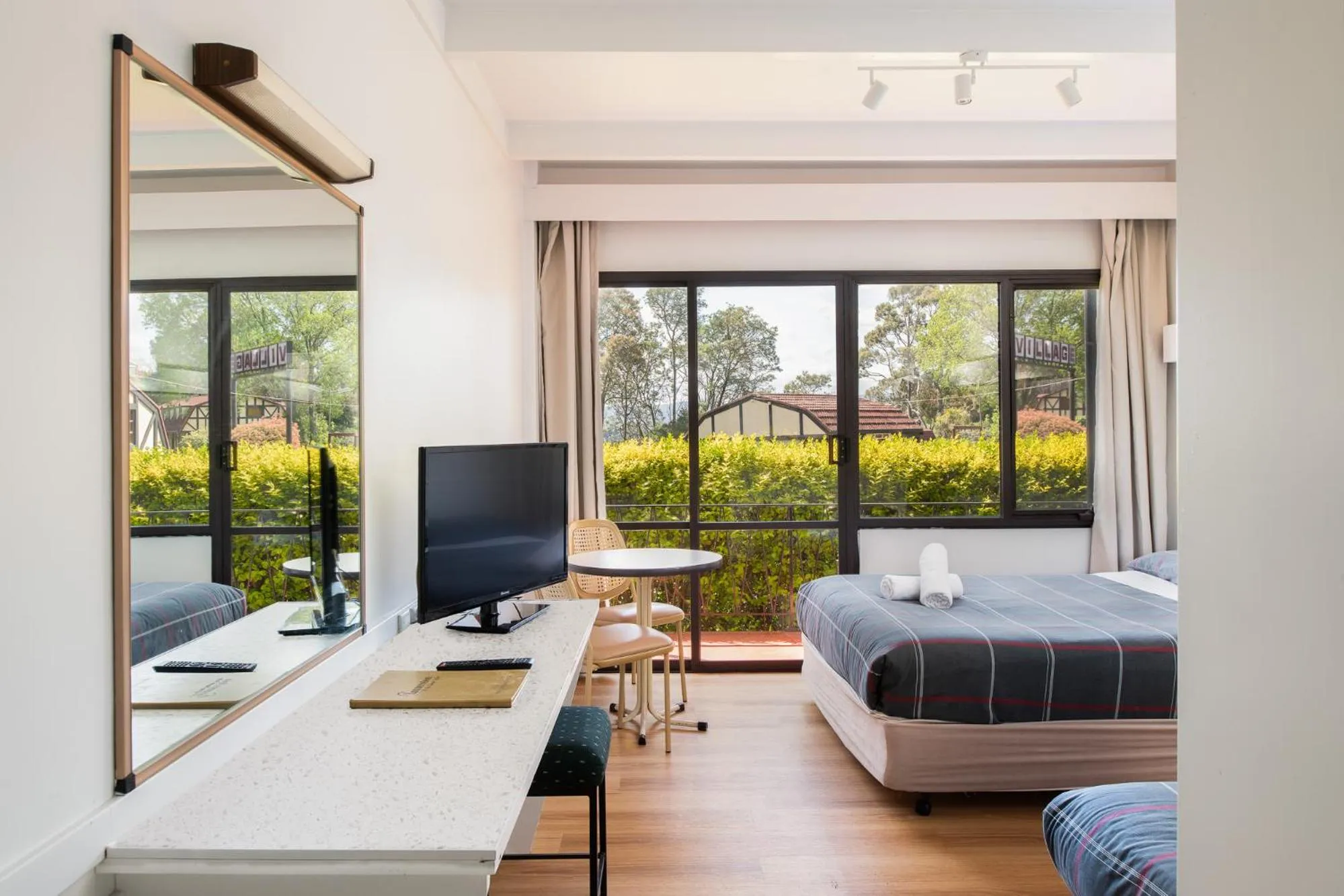 Bed in Village Family Motor Inn