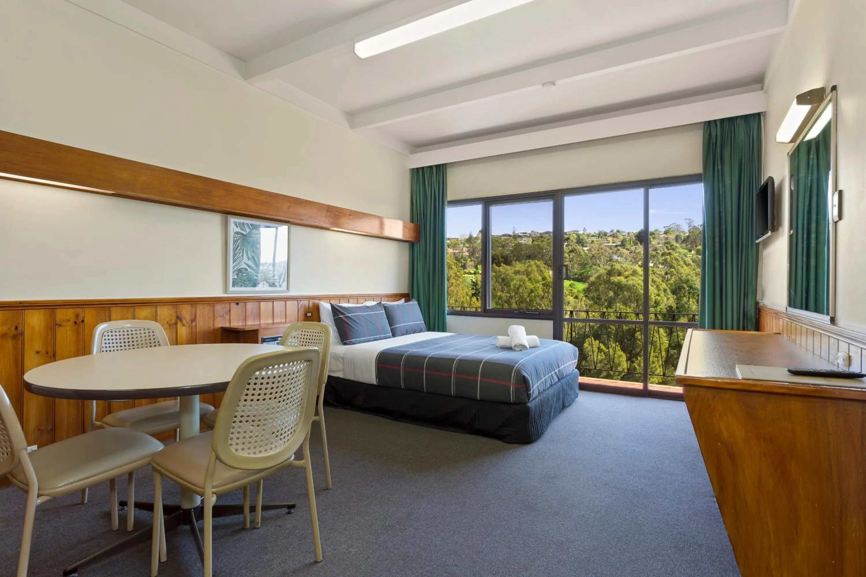 Bed in Village Family Motor Inn