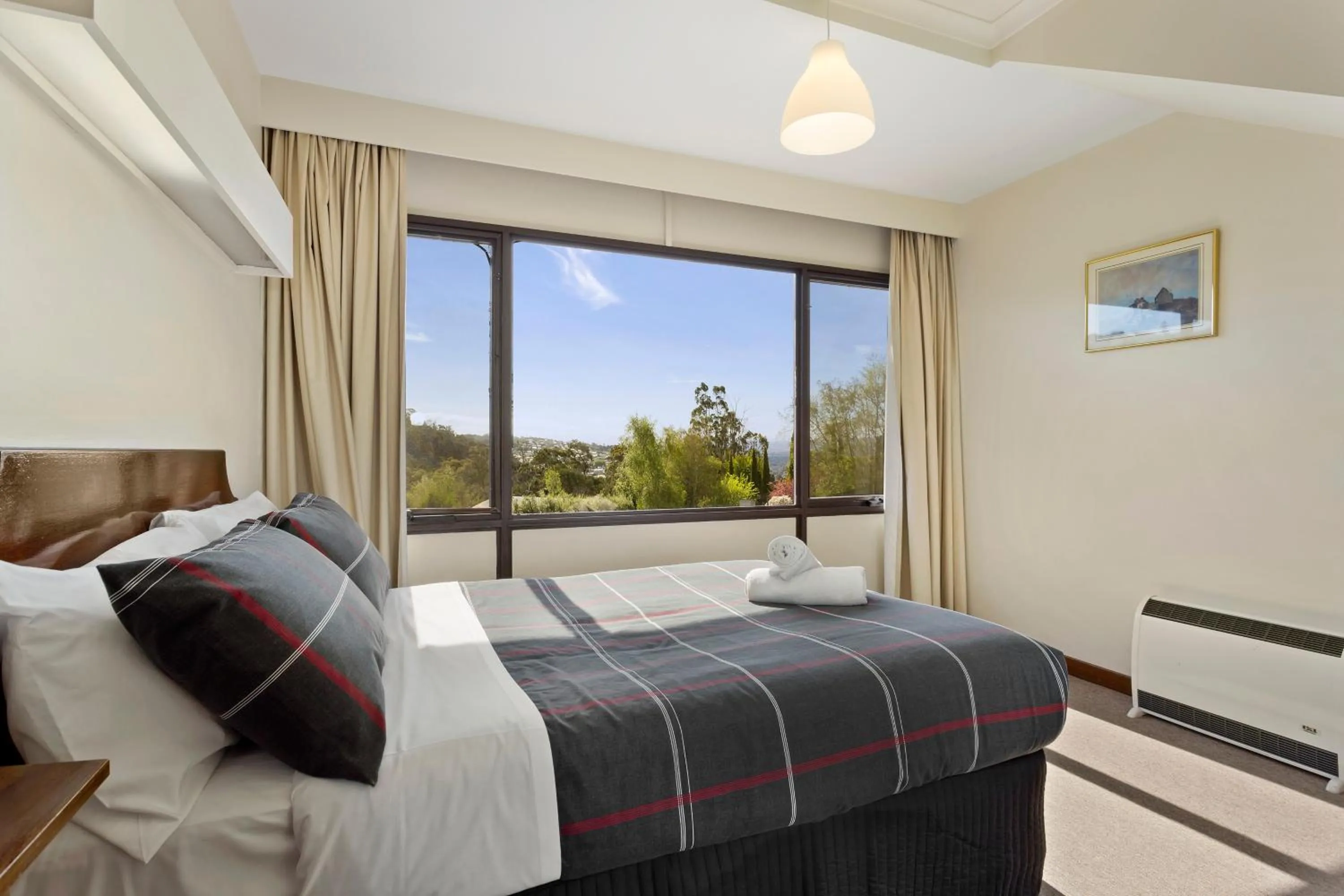 Bed in Village Family Motor Inn