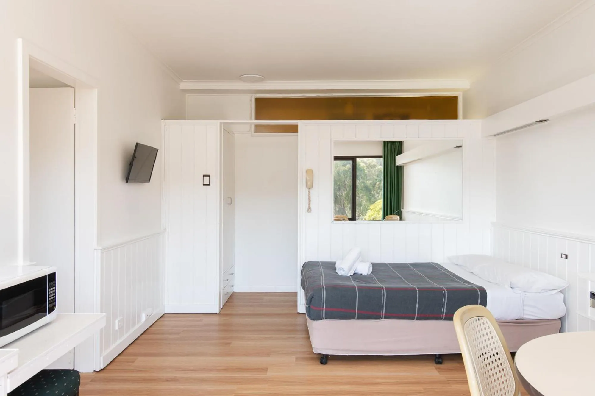 Bed in Village Family Motor Inn