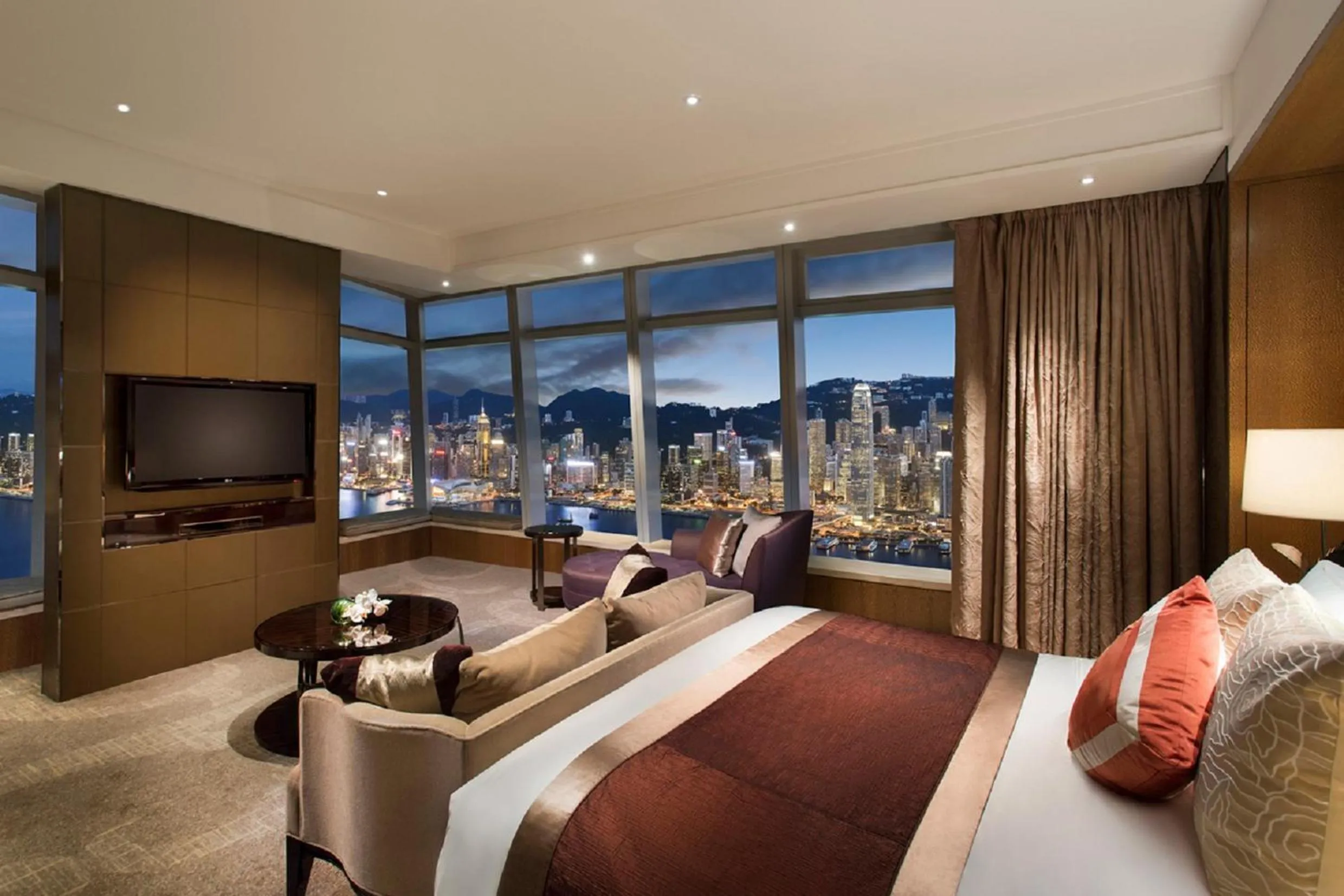 Communal lounge/ TV room, Bed in The Ritz-Carlton, Hong Kong