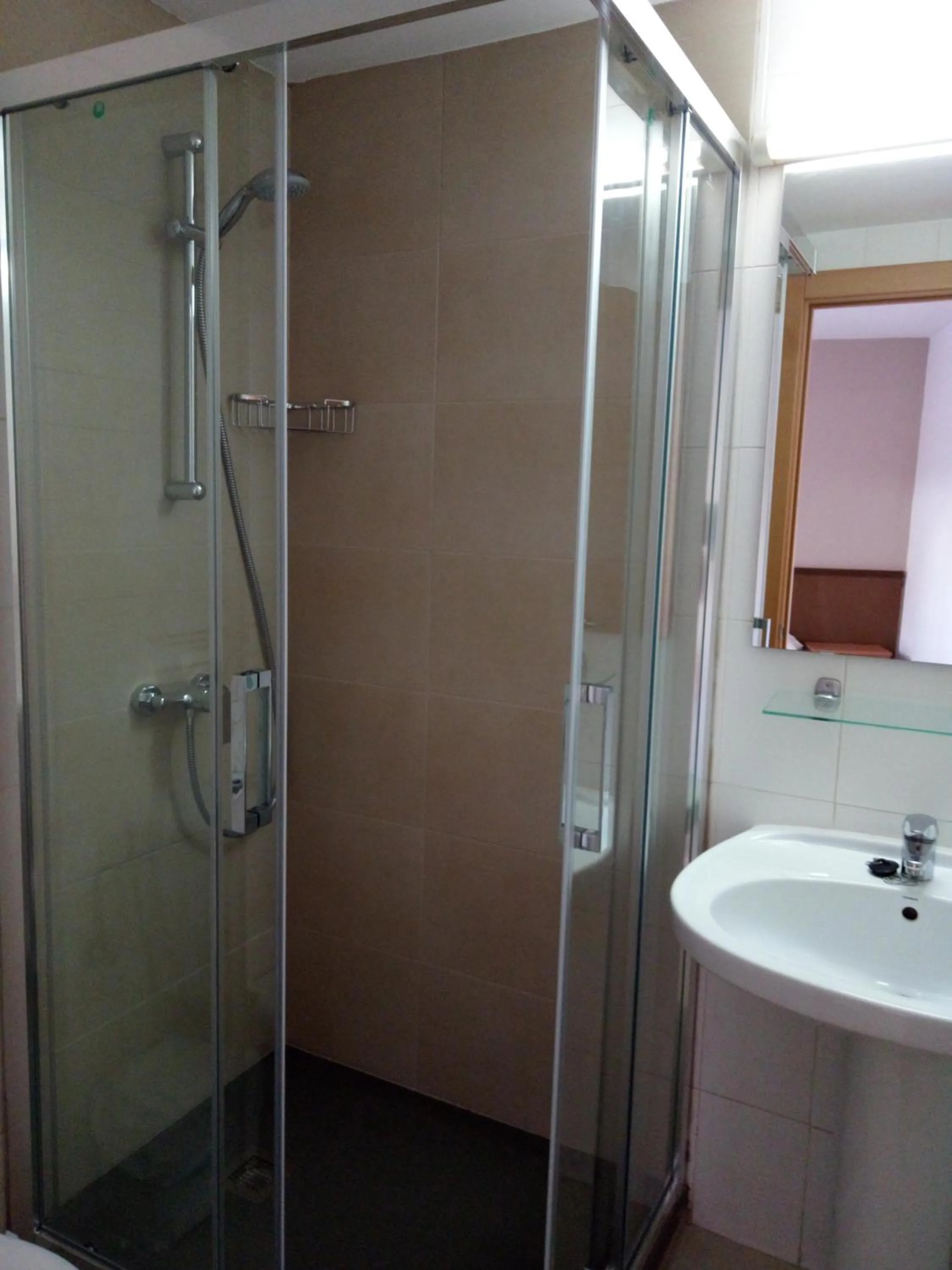 Shower in Hotel Iris