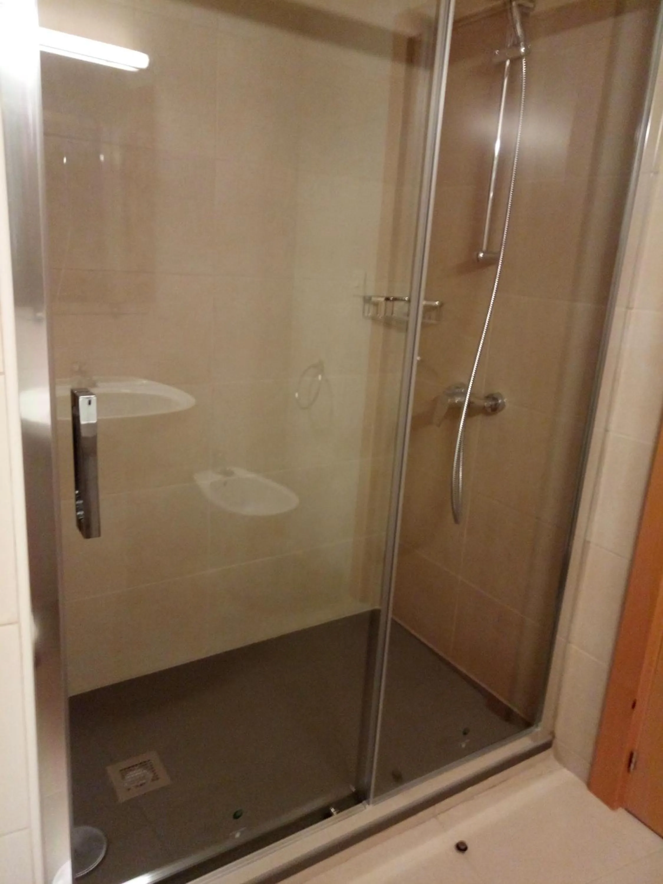 Shower in Hotel Iris