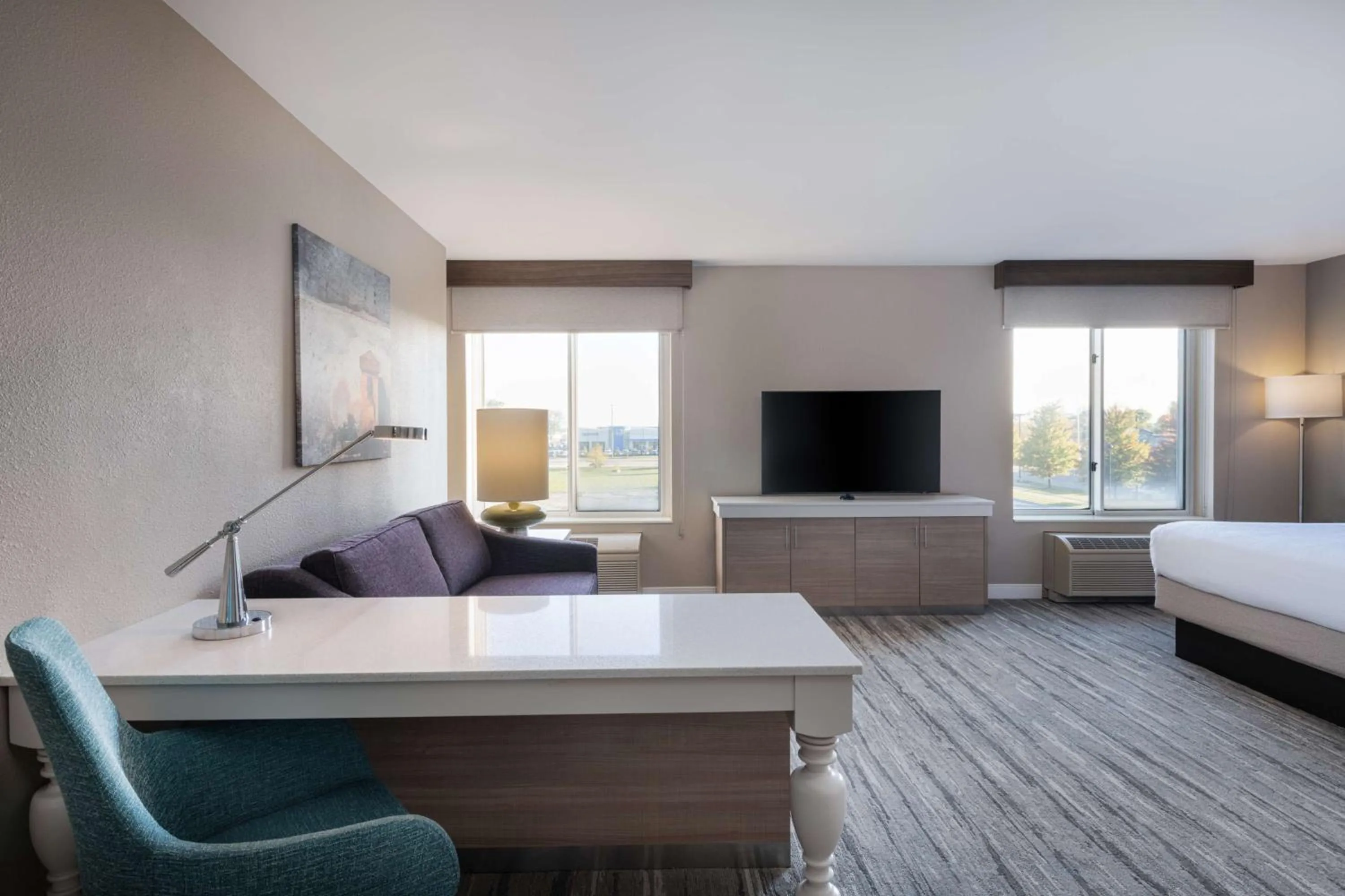 Living room, Bed in Hilton Garden Inn Saint Charles