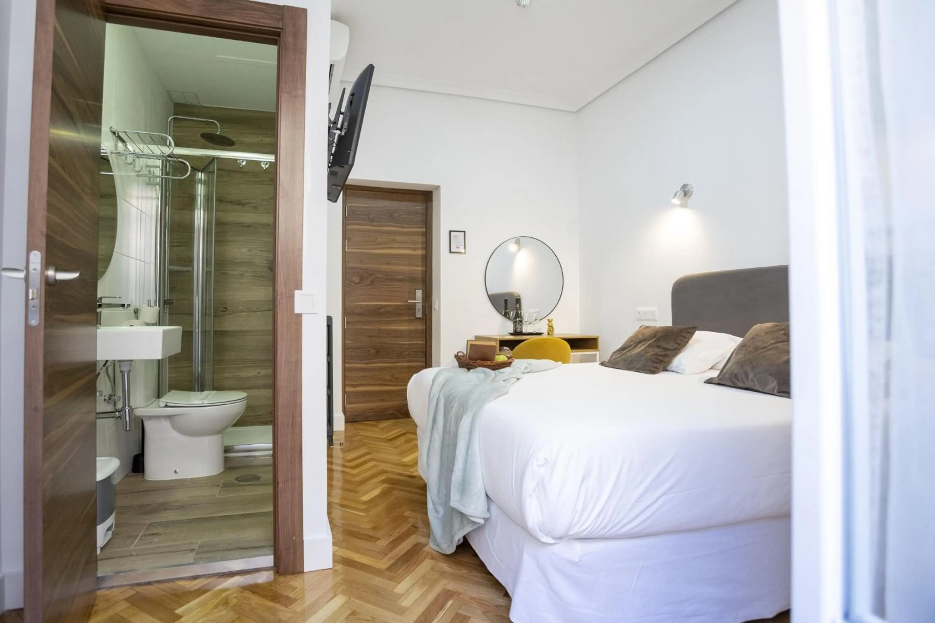 Photo of the whole room, Bed in Hispano Gran Vía