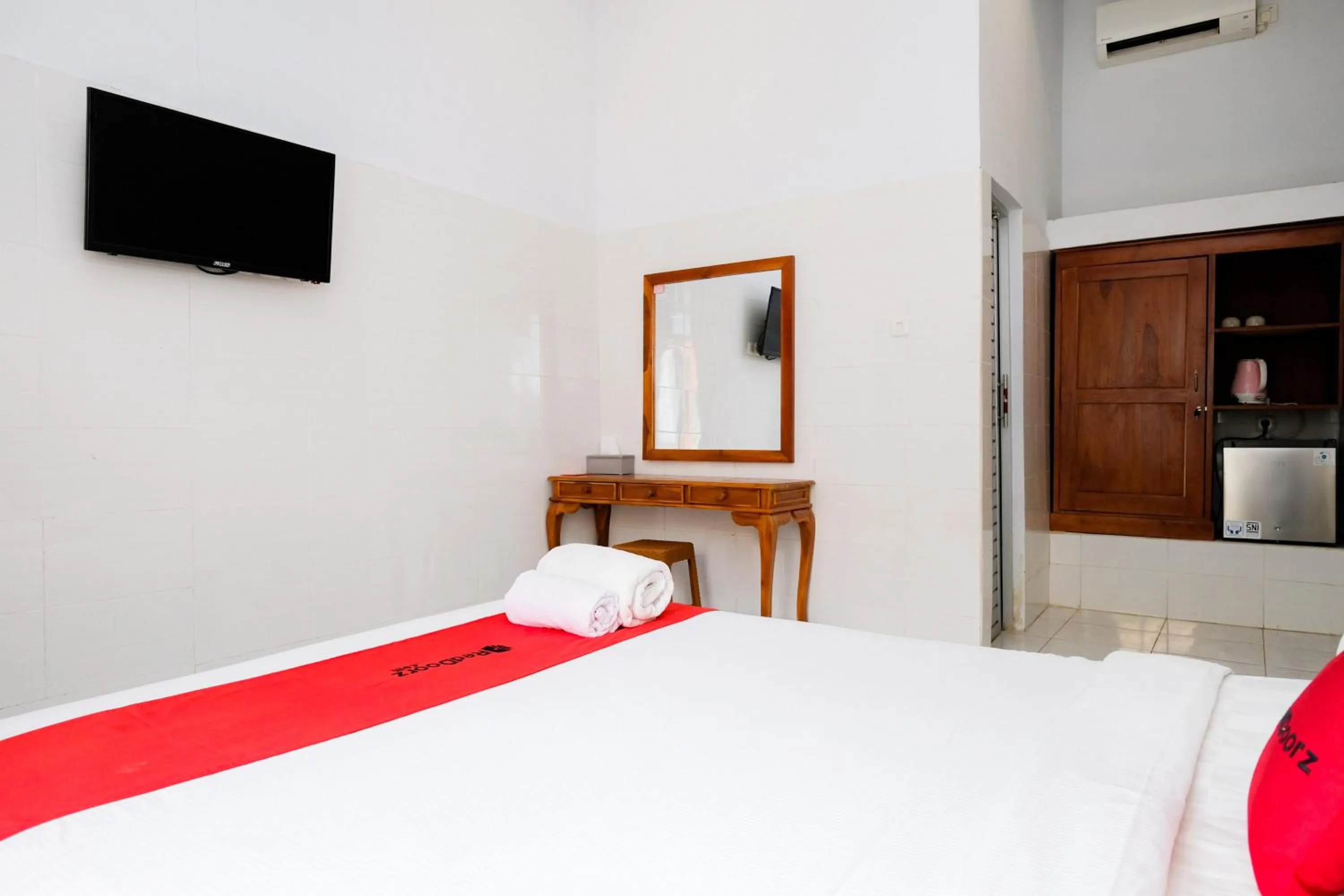 Bedroom, Bed in RedDoorz Plus @ Singaraja