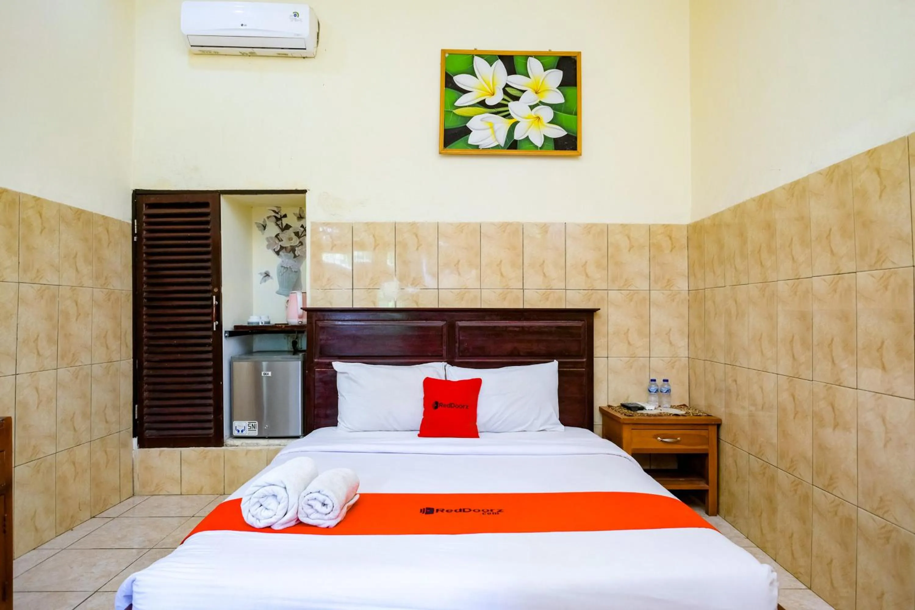 Bedroom, Bed in RedDoorz Plus @ Singaraja