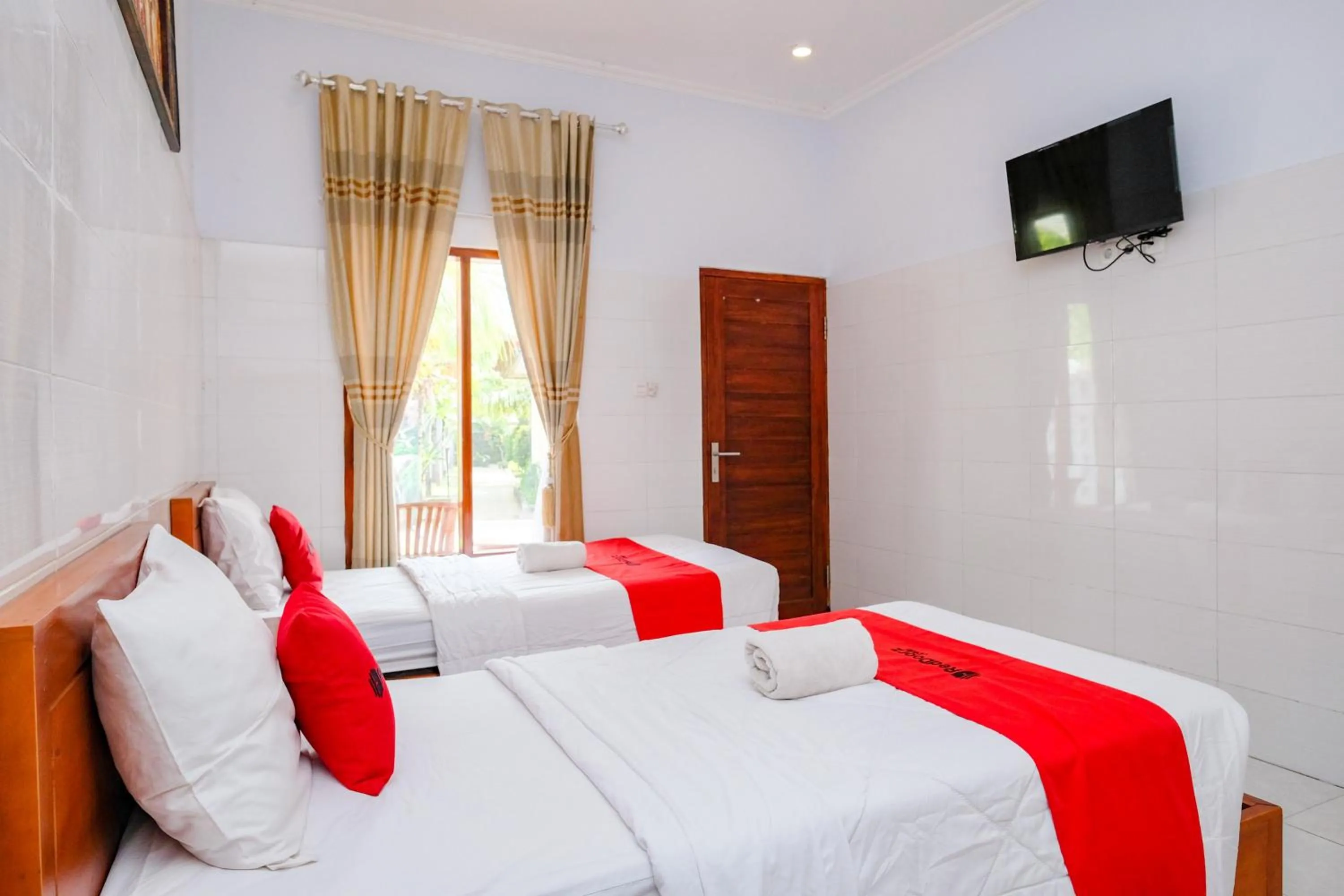 Bedroom, Bed in RedDoorz Plus @ Singaraja