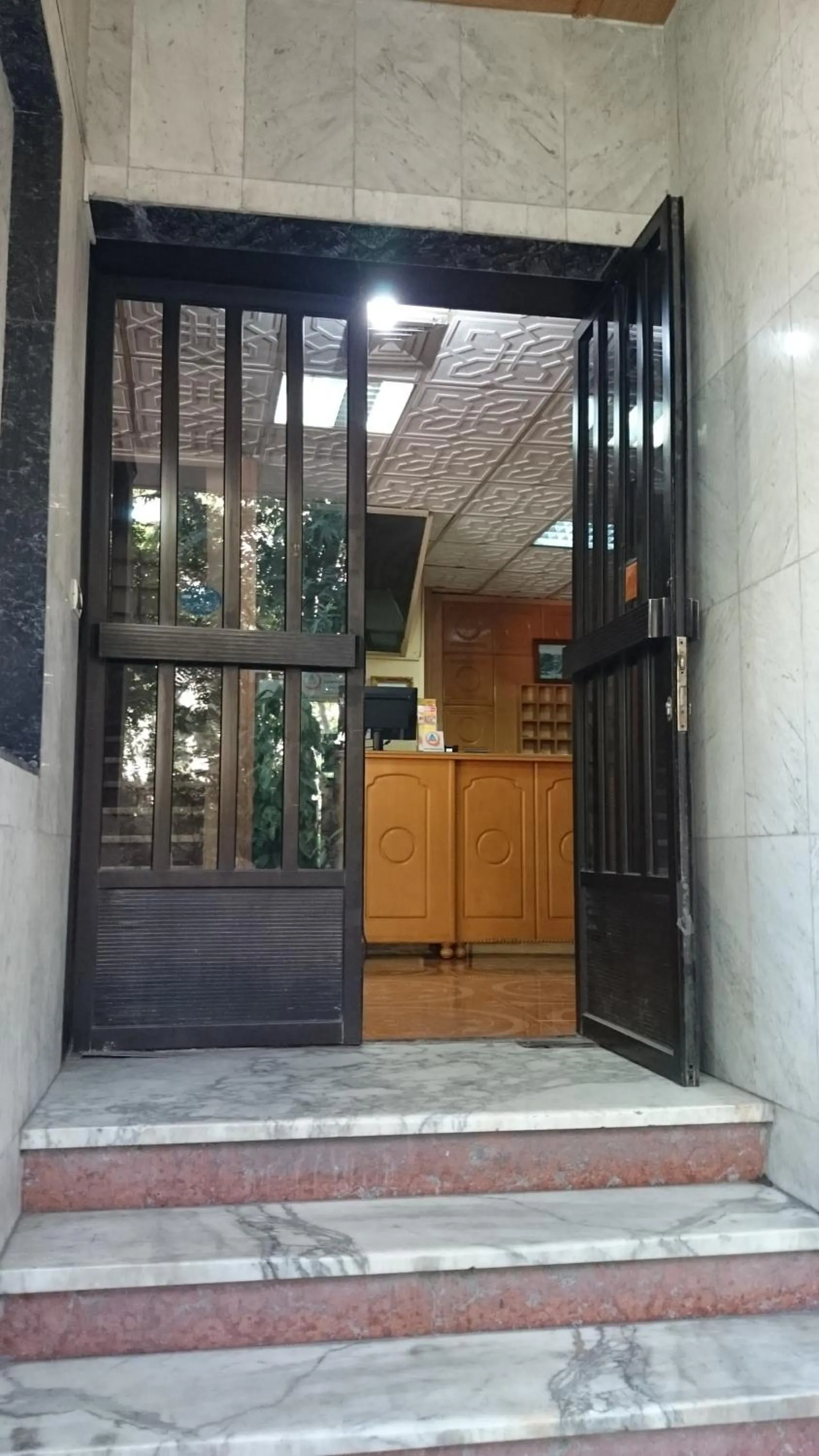 Facade/entrance in Regis Hotel