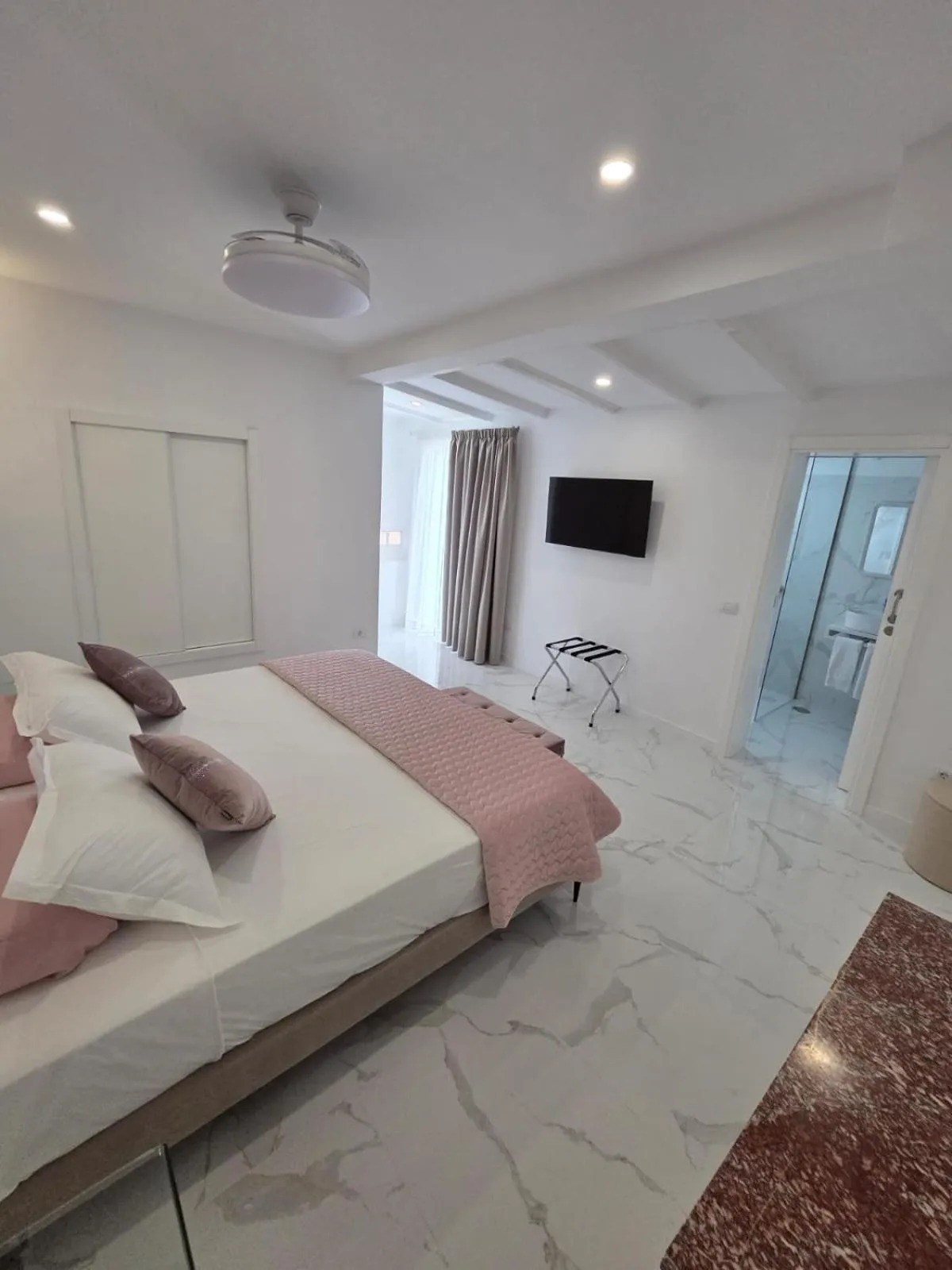 Bed in Hotel Monopol