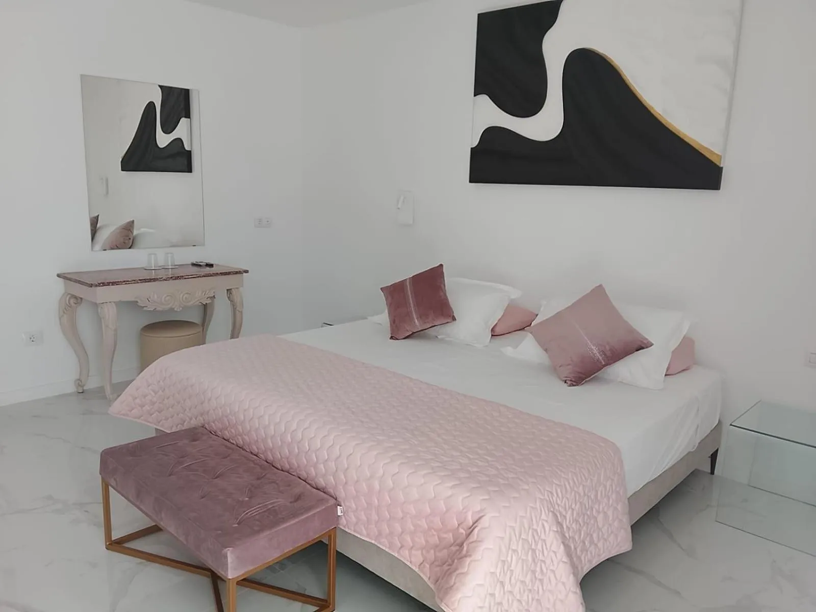 Bed in Hotel Monopol