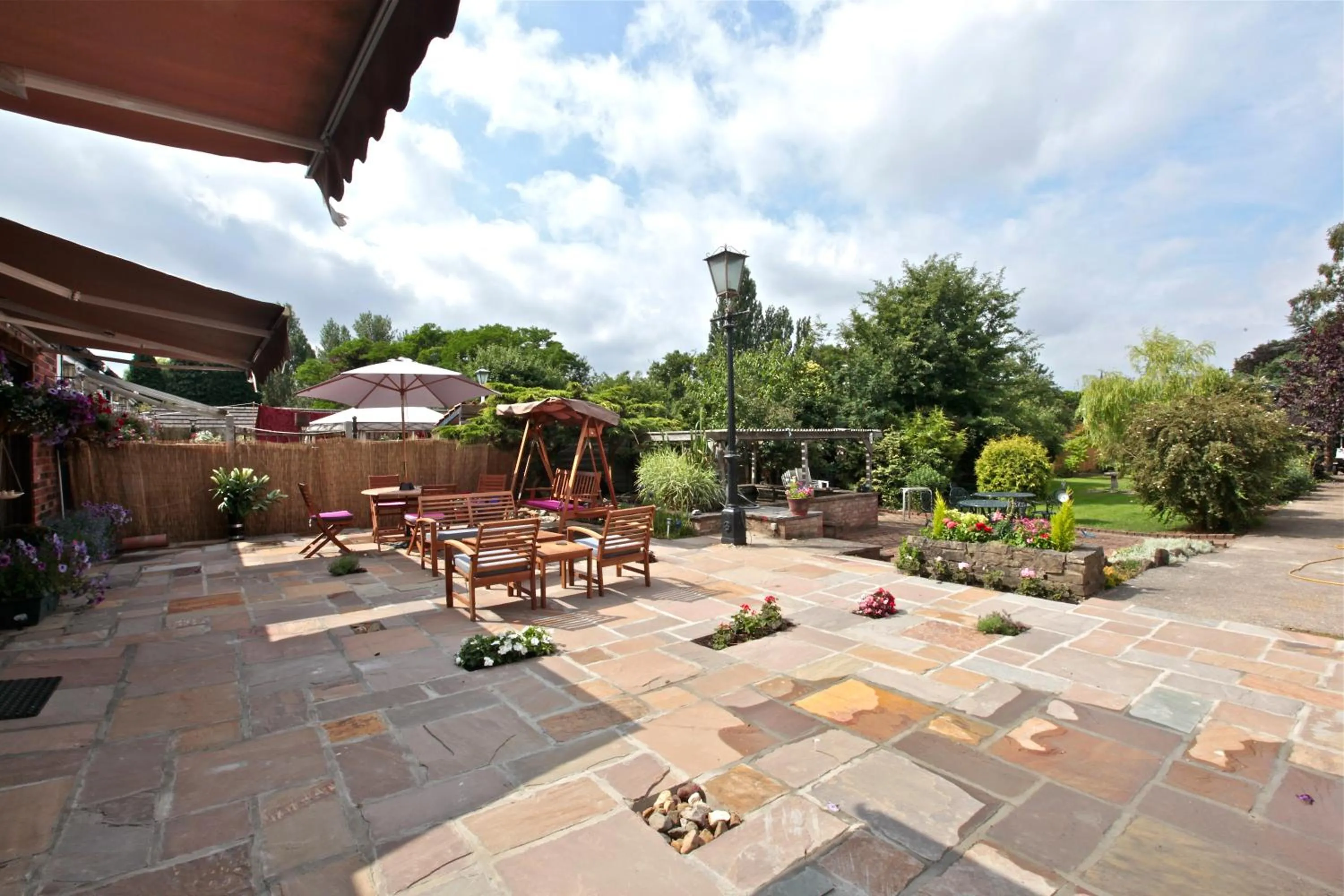 Patio in Acorn Guest House in Hull