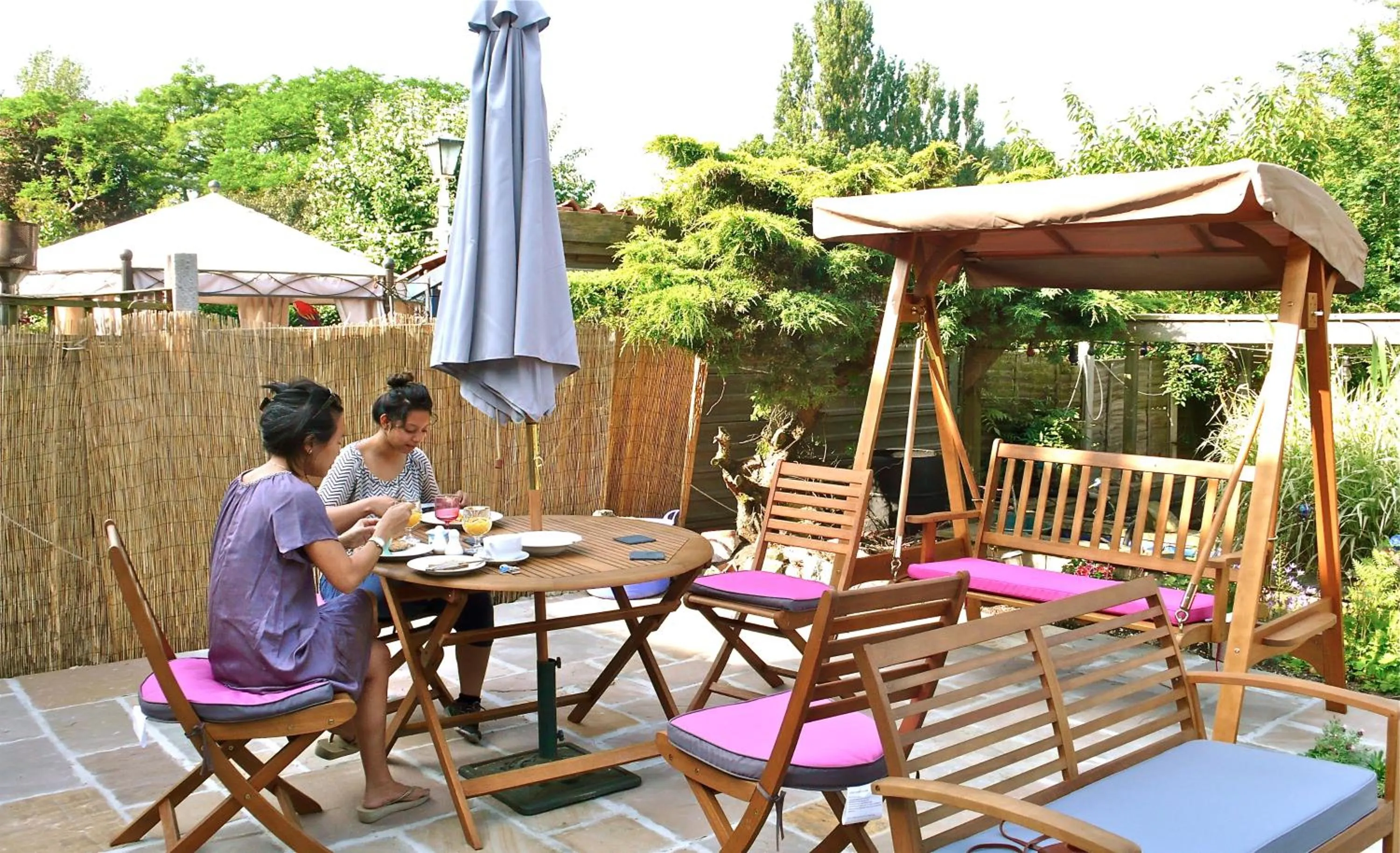 Guests in Acorn Guest House in Hull