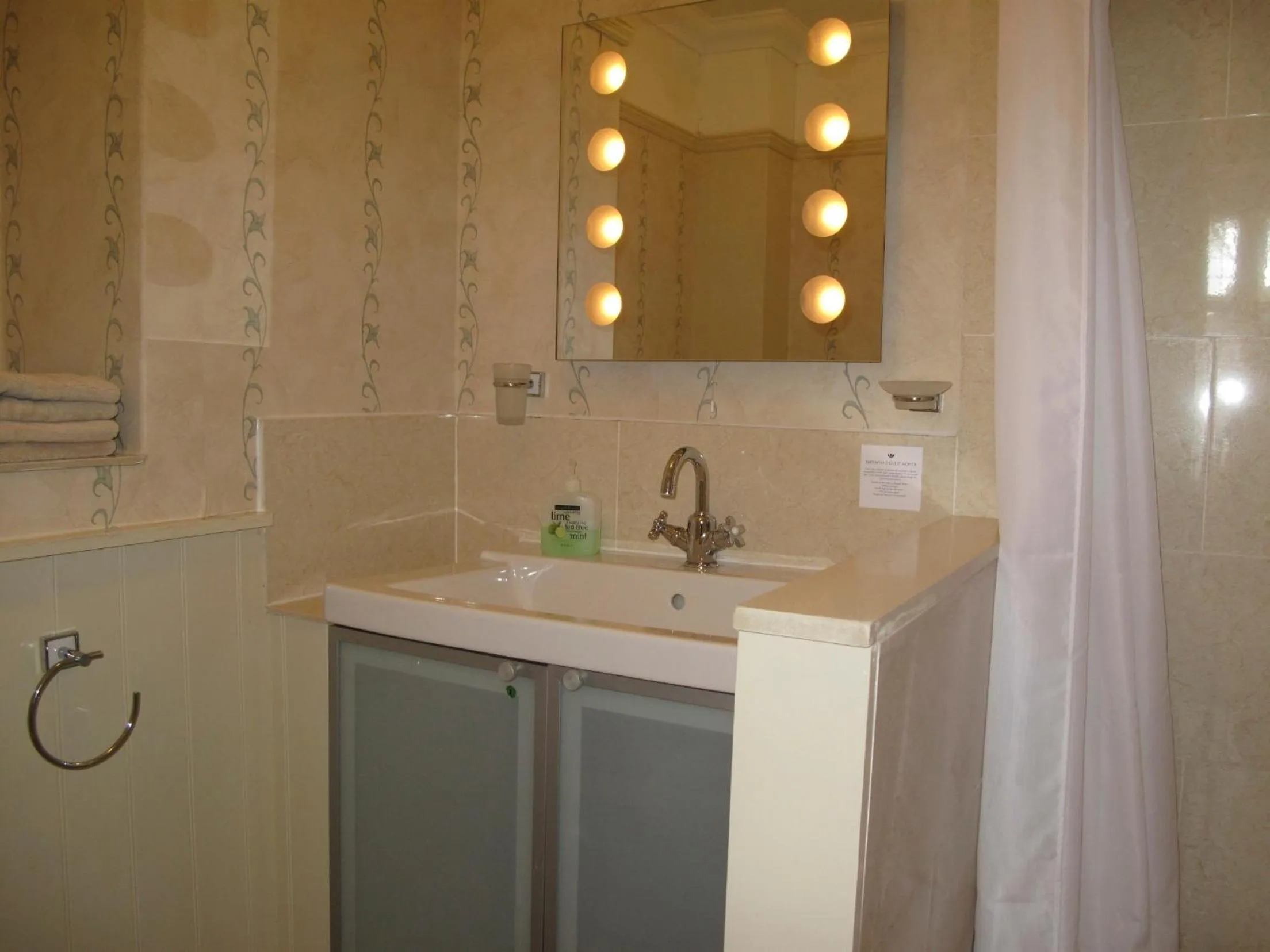 Toilet in Acorn Guest House in Hull