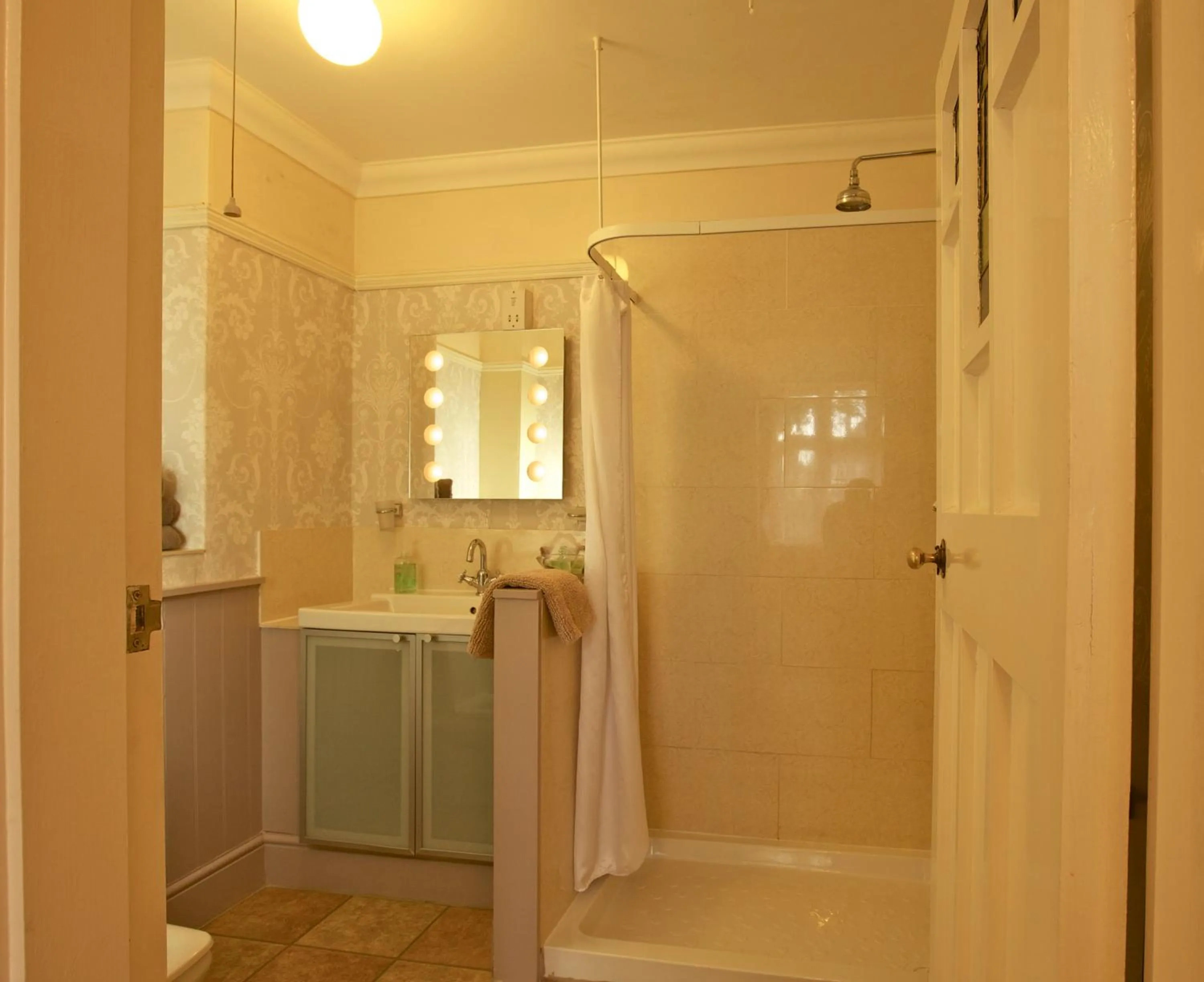 Bathroom in Acorn Guest House in Hull