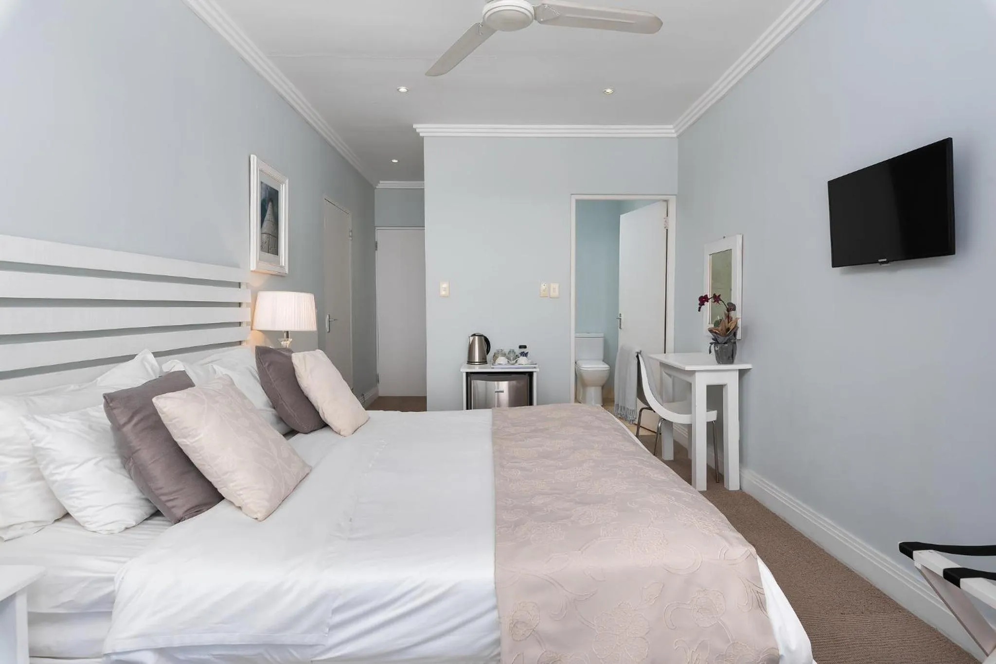 Bedroom, Bed in 61 on Camps Bay