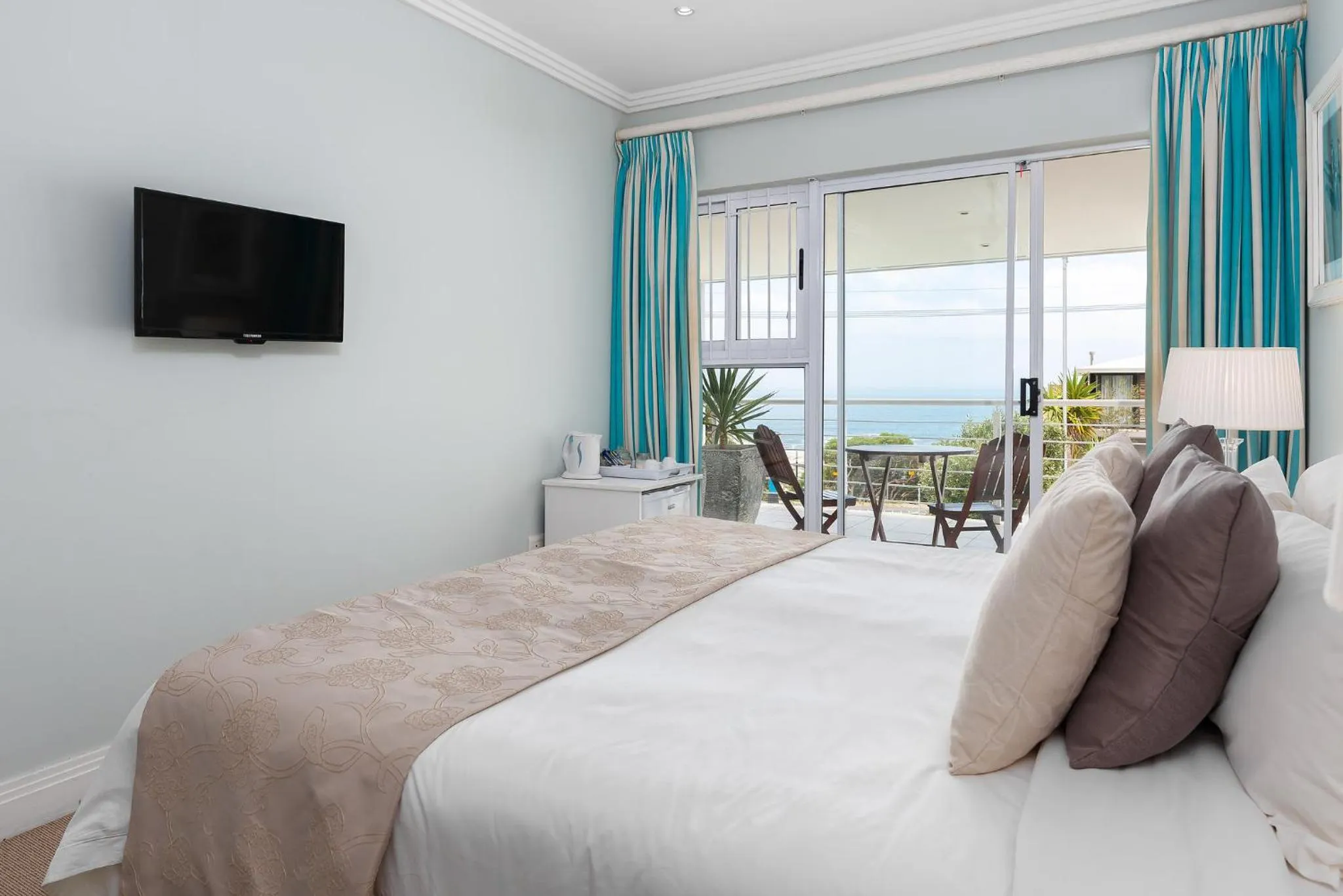 Bedroom, Bed in 61 on Camps Bay