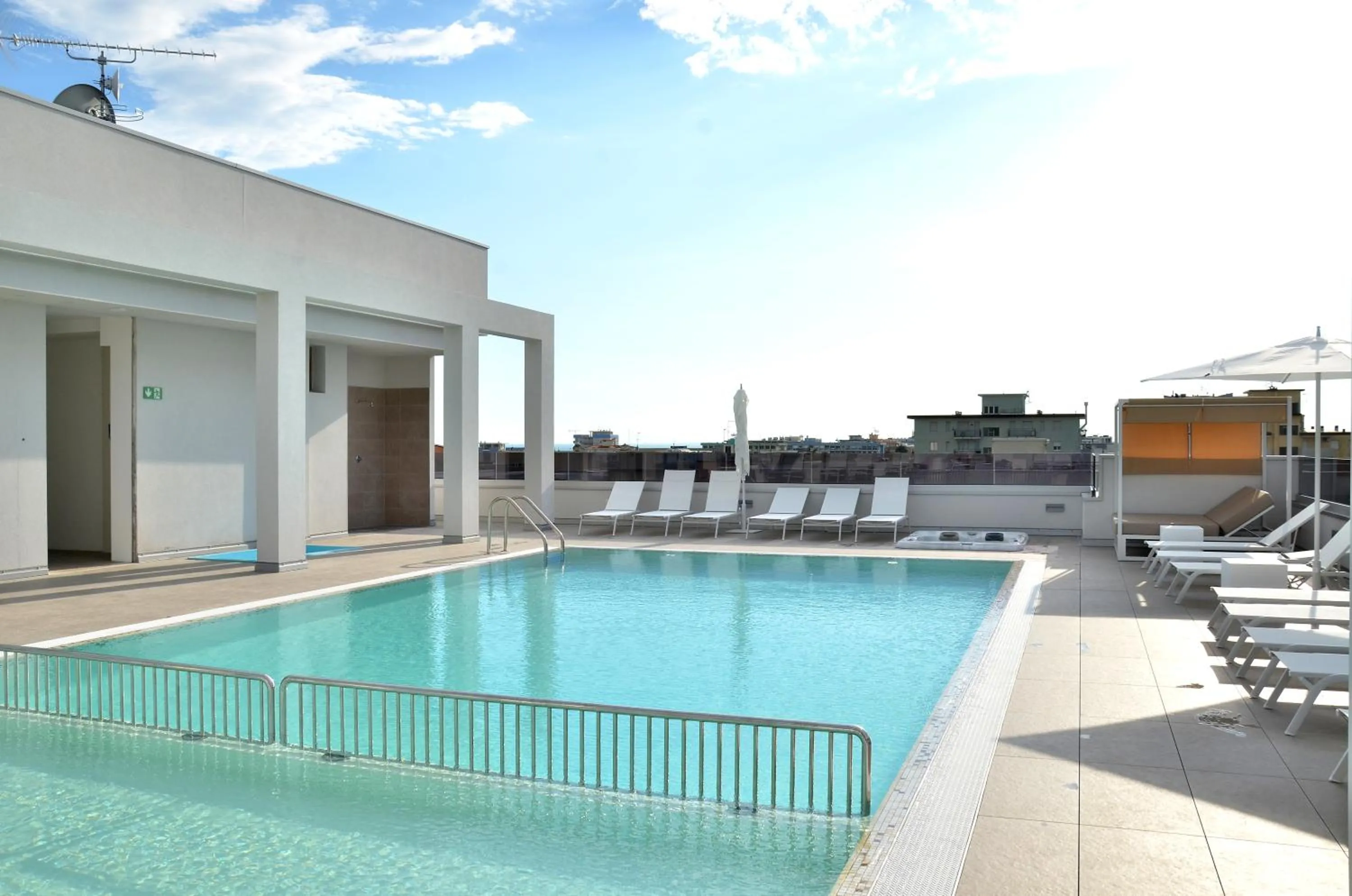 Swimming pool in Hotel Amburgo