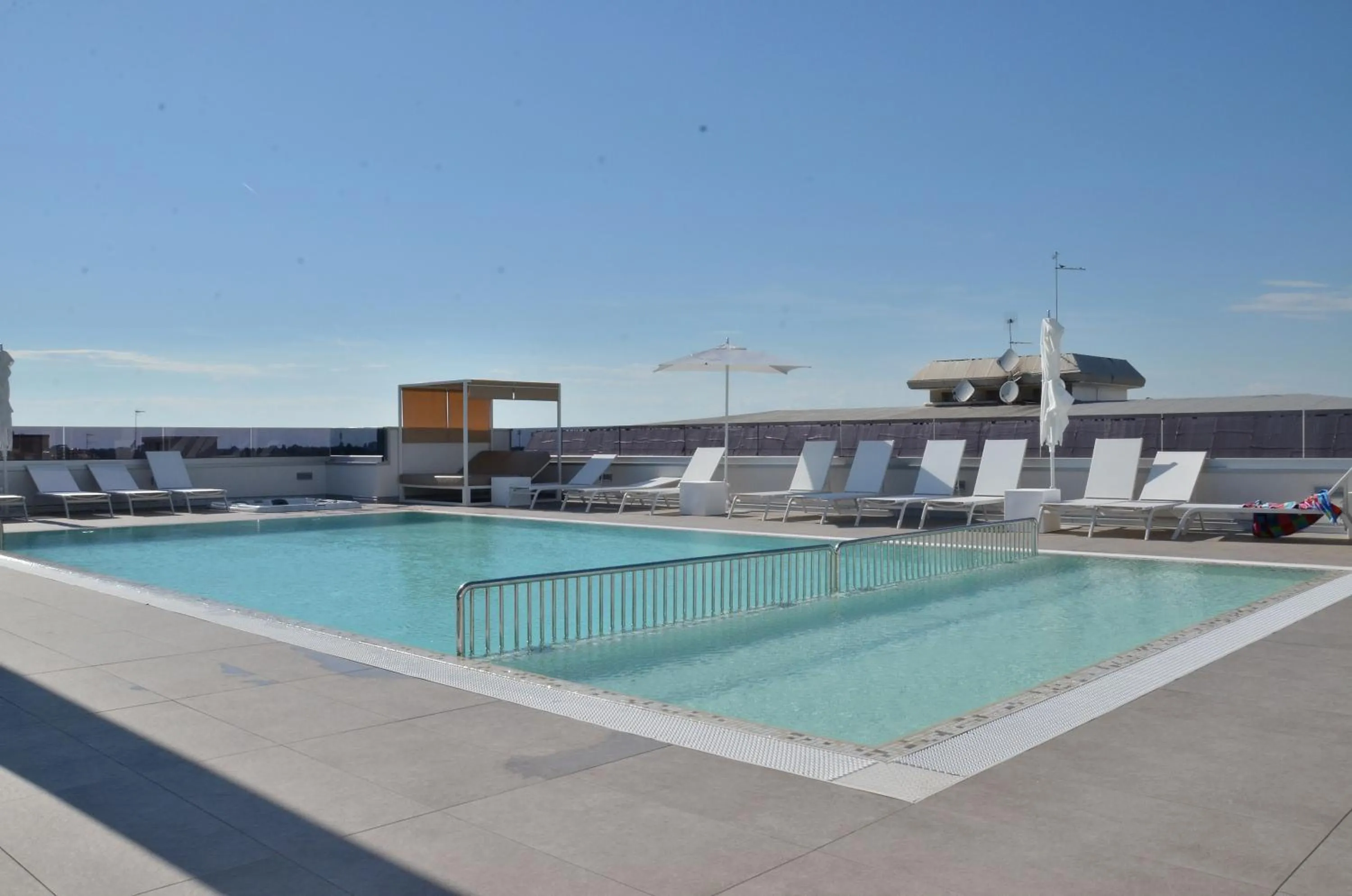 Swimming pool in Hotel Amburgo